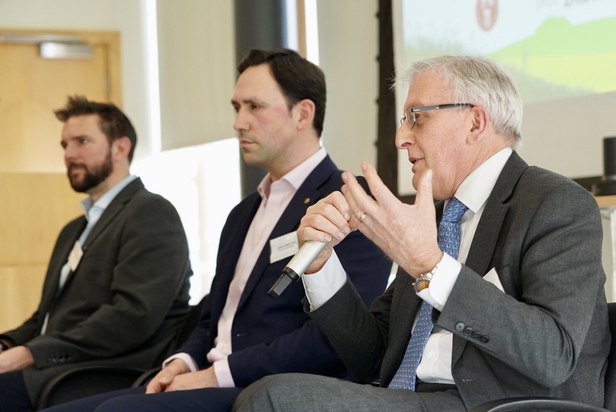 Our first panel discussion of the day saw @APHAgovuk Prof Ash Banyard and @DefraGovUK Gordon Hickman take questions from attendees on AI vaccination, disease control zones, surveillance and how the virus might behave in future 💬 #poultry #research