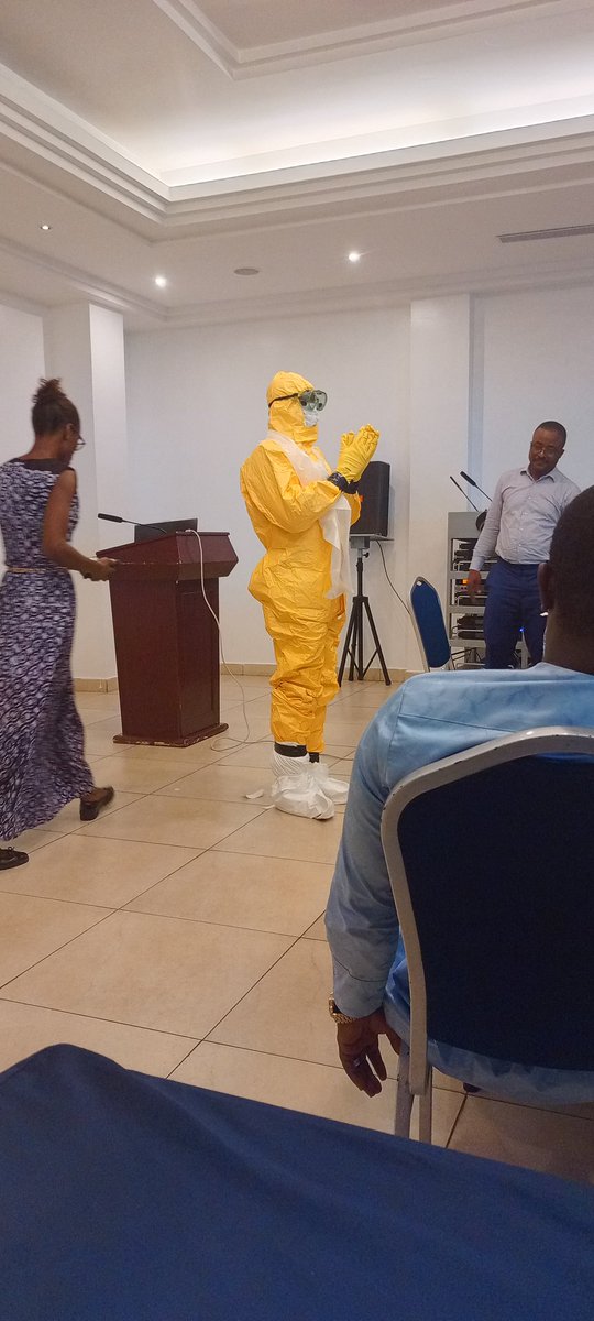 J2 de la formation des experts du Benin en surveillance épidémiologique et en reponse aux épidémies. Les participants ont été formés sur le port d'EPI. @AishatUsman13 @vlokossou @OoasWaho @Ecowas_cdc