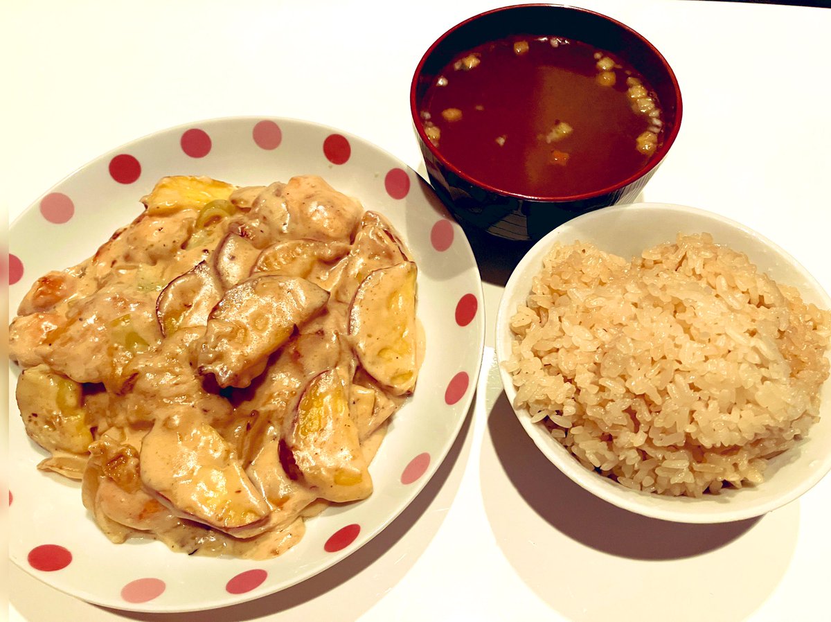 mojoko_frau's tweet photo. 今日はサツマイモが安かったのでシュクメルリを作ってみました😋
松屋さんのものを意識してみましたが、中々そこまでは上手くいかなかったす💦でもまあまあ美味しくはできました🤭
ご飯は醤油と白だしをちょっと入れてから炊いて茶飯風です✌️
#おうちごはん #自炊記録 #料理 #シュクメルリ https://t.co/N2Ikaba1Ww