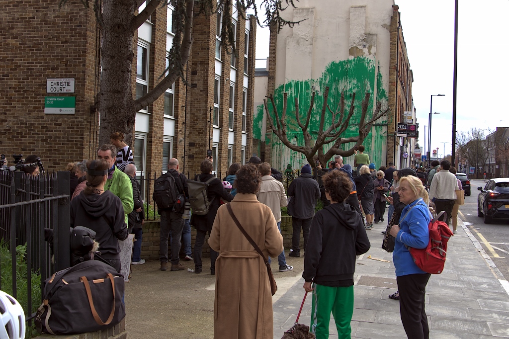FurnerStephen's tweet photo. Banksy has now owned up to being the artist who produced this new mural in Hornsey Rise.

@HaringeyCP #streetart #banksy #BAnksyArt #urbanart #mural #art #londonlife #photoreportage @PJ_Hub https://t.co/mV512RNII2