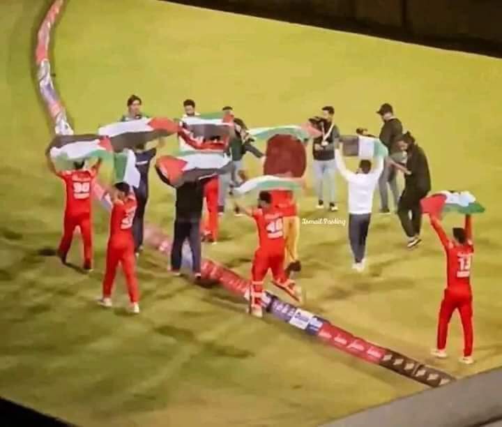ammarkhanyasir's tweet photo. ایک اشکال میرے ذہن میں ہے کہ: 
پہلے تو پی ایس ایل میں فلس_طین کا نام لینا بھی منع تھا.. حتی کہ تماشائیوں سے جھنڈے بھی لے لیے گئے.. وسیم اکرم نے کہا کہ فلس_طین کا معاملہ ایک سیاسی معاملہ ہے۔ اس سے پی ایس ایل کا کیا تعلق؟؟  
ٹھیک ہے بھئی... آگے چلیں! 
نسیم شاہ کے بھائی نے کہا کہ ہمیں اس موضوع پر بات کرنے کی اجازت نہیں ہے ۔ اور ہم صرف کرکٹ پر بات کرتے ہیں.. (حالانکہ نسیم شاہ عورتوں کے حقوق کے حو��لے سے کرکٹ کے میدان میں شرٹ تک پہن کر آ گئے۔  شاید اس کا کرکٹ سے تعلق ہو.. مگر فلس_طین کا کرکٹ سے کبھی کوئی تعلق نہیں رہا..)
اب سوال یہ ہے کہ جب لیگ ختم ہوگئی، پی ایس ایل کا کے ایف سی سے معاہدہ پورا ہوگیا تو فلس_طین کا کرکٹ گراؤنڈ سے تعلق کیسے نکل آیا.. ؟ اگر پہلے کوئی تعلق نہیں تھا تو اب بھی نہیں ہونا چاہیے..! اور اگر اب تعلق پیدا ہوگیا ہے تو پہلے کیوں نہیں ہوا ؟ 
آپ کہیں گے دیر آئے درست آئے.. مگر میں یہ اعتراض کروں گا کہ اسے دیر سے آنا نہیں کہتے.. اسے تو بعد میں آنا کہتے ہیں..  (یعنی ایسے وقت میں آنا جب سارا کام ختم ہو جائے، جب آنے کا کوئی فائدہ نہ رہے..)
یہ میرے ذہن میں ایک اشکال ، اعتراض ہے ۔۔ کسی کے پاس جواب ہو تو براہ کرم مجھے مطمئن کریں! جزاک اللہ!منقول