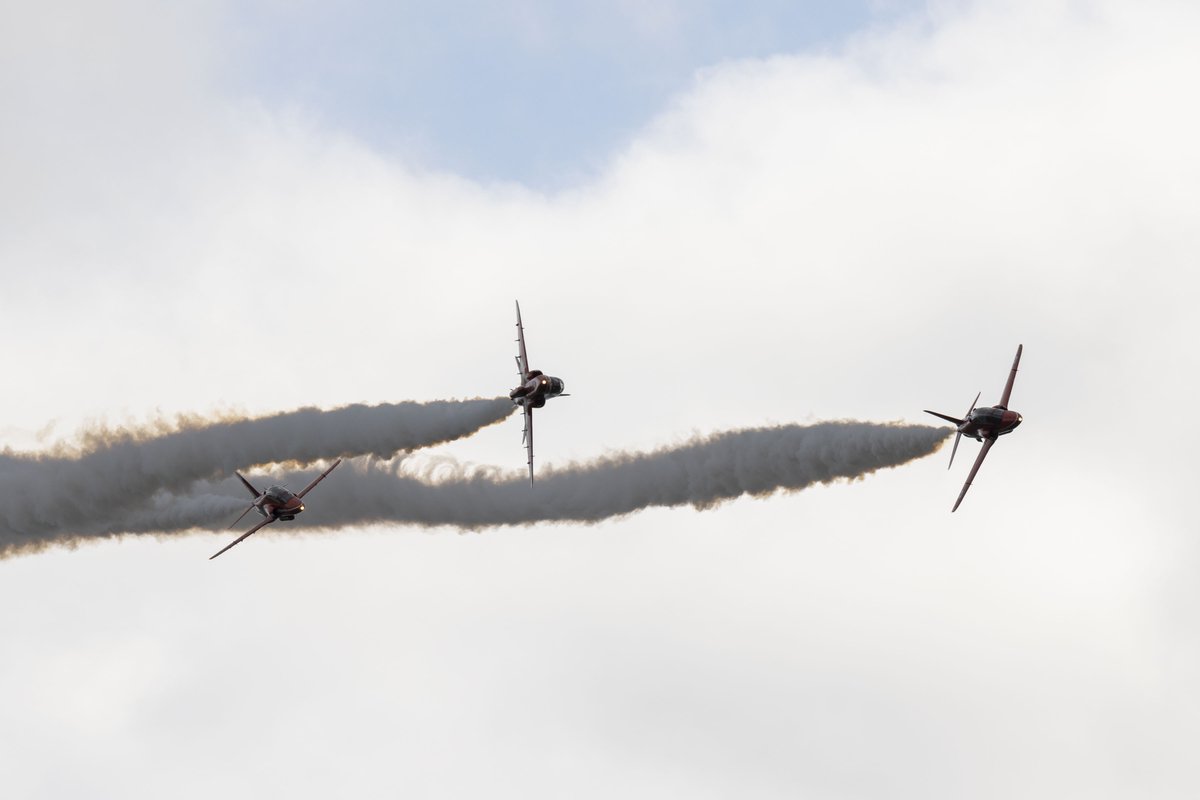 Yesterday the @rafredarrows completed a practice flying display at RAF Coningsby.