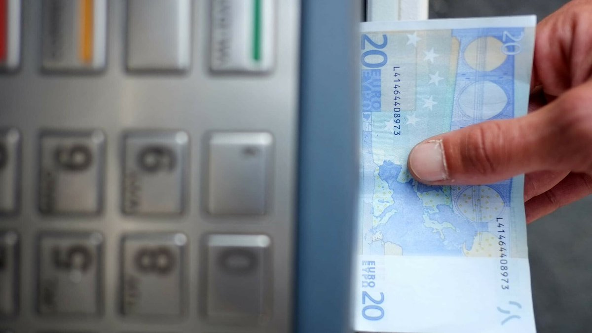 BFMTV's tweet photo. Les Français ont retrouvé le goût des espèces avec l'inflation (et ce n'est pas forcément une bonne nouvelle)
https://t.co/kL66vdkWnv https://t.co/607NddmcCj