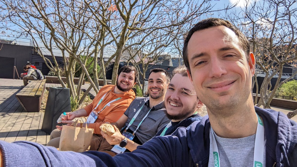 @KubeCon_ @wiggitywhitney @a_bangser Team @DeezerDevs au soleil ☀️ pour le déjeuner de cette première journée de #KubeCon #KubeconEU