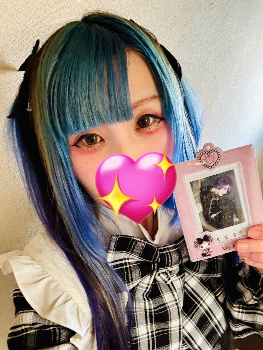 Mira_Doll09's tweet photo. Ms.EVA雹夢さん生誕祭「教祖信仰」参戦して参りましたー⁽⁽◝( ˙ ꒳ ˙ )◜⁾⁾✨
今日も雹夢さんはかっこよかったです🩶他のメンバーの衣装面白かったw
セッションも良かった〜ギターだけじゃなくて歌も上手い🎵暴れ倒して満足!
雹夢さんお誕生日おめでとうございます🎉
#MsEVA https://t.co/DRK9ox3kie