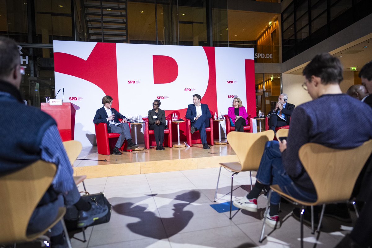 Last night, @spdde Chairman @larsklingbeil laid out his vision for a progressive engagement with countries of the #GlobalSouth in an age of #multipolarity. Great pleasure to moderate the panel after with @SvenjaSchulze68, @EroComfort, Brazilian Amb. Jaguaribe & Lars Klingbeil.
