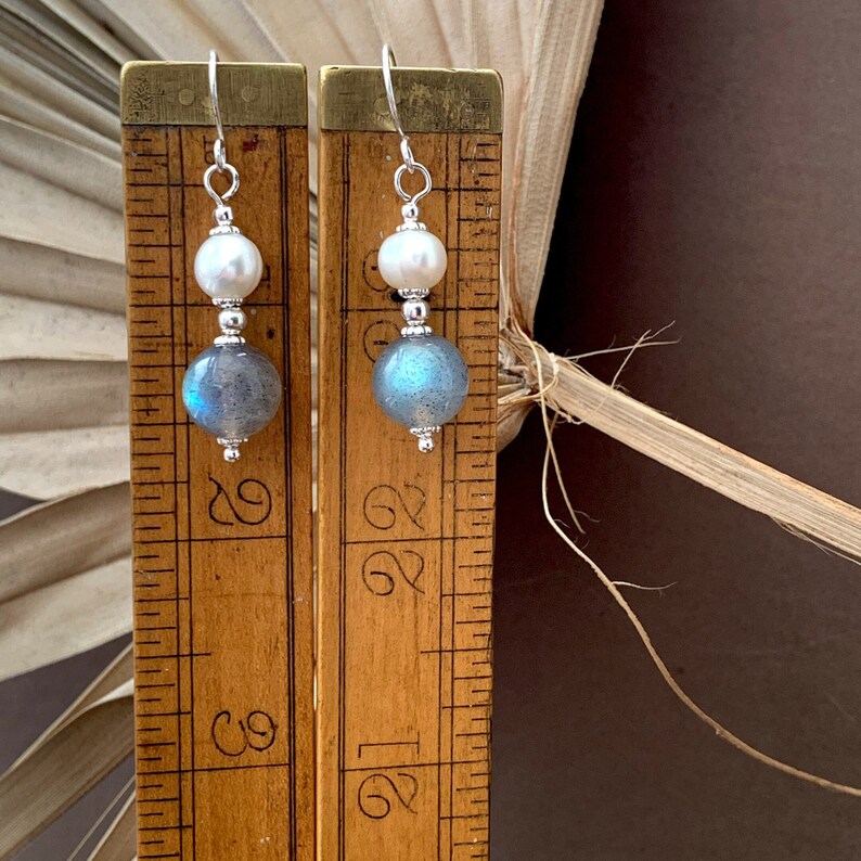 This pair of labradorite earrings with freshwater pearls have elegant & handcrafted solid 925 Sterling Silver hooks, while the body is silver plated throughout. 

Purchase via Etsy: etsy.com/uk/listing/160…

#labradoriteearrings #freshwaterpearlearrings #silverearrings #elegant
