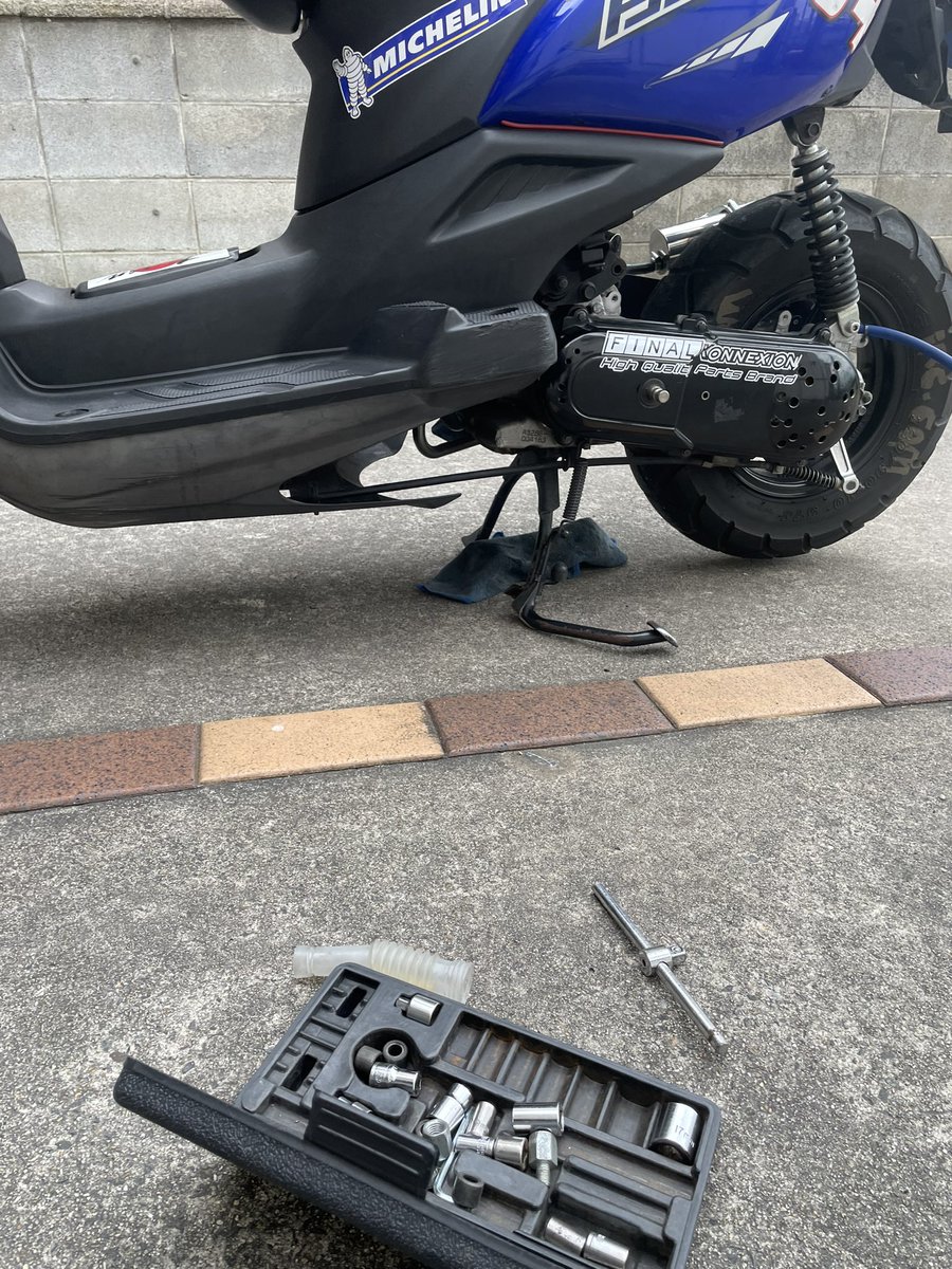 sinigami0204's tweet photo. #カスタム原付  #BWs50  エンジンオイル交換....って、 予備のエンジンオイル足りん...( ߹꒳ ߹ ) 次の給料までしばらく寝かすか  後6日...我慢だ :( ;´꒳`;)ﾋﾝ…… https://t.co/gepxtiBg0C
