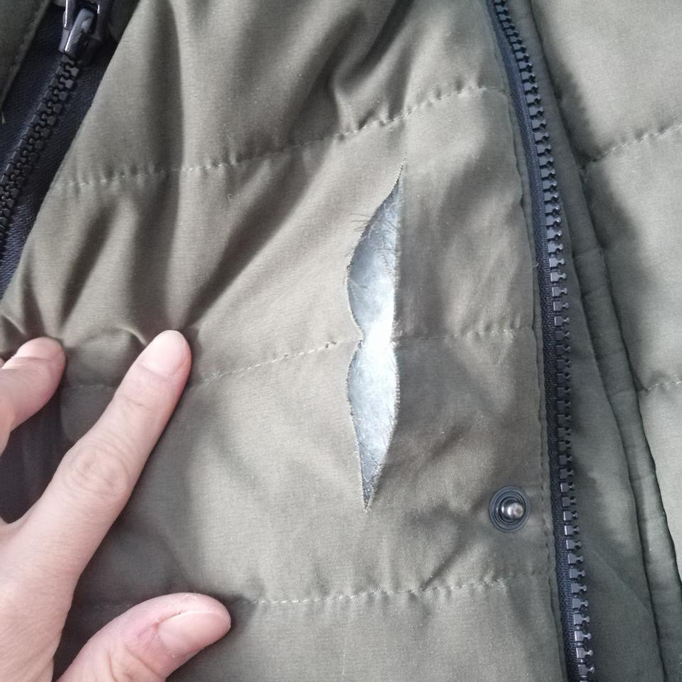 dijital_baba's tweet photo. İlk görselde gördüğünüz bir ilkokul çocuğunun kalemtraş ve fosforlu kalem kullanarak kendine yaptığı silah. Ne yapıyor bu silahla? Mesela arkadaşlarının montunu kesiyor! Bakalım başka neler yapılıyor?

"Geçen hafta kızımın sınıfında bir çocuk aynı buna benzer ucunu sivrilttiği bir cisimle kızımın elini kesmeye kalkmış. Kızım da hemen öğretmenine söylemiş, Çocuk kızım onu şikayet ettiği için tehdit mektupları yazmış, 'seni okulun arkasında keseceğim', 'evini biliyorum.' gibi tehditler."

"Kızım bunun üzerine 'abime söylerim' deyince 'seni de abini de bıçaklarım!' demiş. Bunu duyan oğlum (aynı okuldalar) bugün o çocukla kavga etmeye gidecekmiş, konuşurlarken tesadüfen duydum. Hemen kızımın sınıf öğretmenini arayıp durumu anlattım. Öğretmeni 'merak etmeyin K. böyle şeyler yapacak bir çocuk değildir' dedi."

"Ve az önce öğrendim ki öğretmeni bugün kızımı kenara çekmiş ve 'sen de biraz fazla abartıyorsun', 'K. Sana zaten bişey yapamaz' demiş. Şimdi ben ne yapayım size soruyorum. Her gün görüyoruz bu çocukları. Bunları yapabilecek potansiyelde oldukları halde nedense onlar haklı, bizim çocuklarımız suçlu oluyor!" Bu bir!

"Hocam daha dün Nevşehir'deki bir ilkokulda, 2. sınıfa giden bir çocuk 4. sınıftaki oğluma sürekli makas sallamış. Oğlum 'makastan zor kurtuldum' dedi. Montu çeşitli yerlerinden kesilmiş. Ya oğlumun yüzünü yırtsaydı, ya gözüne gelseydi? Annesi 'çocuğa bir şey olmamış işte daha ne? Montun parası neyse veririz' diye konuştu." Bu 2.

"Bir ortaokulda hem branş öğretmeniyim hem de disiplin kurulu üyesiyim. Bugün okulda öğretmenlik hayatımın en korkunç gününe tanık oldum. Bir öğrencimiz 3 gündür yanında bildiğimiz kasap bıçağı getiriyormuş ve arkadaşlarını 'söylerseniz sizi mahvederim' diye tehdit ediyormuş. Çocukla konuştuk ama o kadar tepkisiz ki!"

"Uyuşmuş gibi sanki. Gülüyor ve gözlerini hiç kaçırmadan cevap veriyor. Bıçağı üstünde taşıdığını ve bacağını yara yaptığını anlatıyor. Kanımız dondu. Rica ediyorum çocukların peşini bırakmayalım Sürekli ilgilenelim!" Bu da 3

Hocam "Çocukların peşini bırakmayalım, sürekli ilgilenelim!" demiş.

Hocam şu anda çok meşgulüz. Prenses Kate 3 aydır kayıp, ona ne olduğunu çok merak ediyoruz. Arkadaşlarla kahve içip bu konuyu tartışıyoruz. "Prensese ne oldu?" Bi bulsunlar ne olduğunu, vallahi sonra ilgileneceğiz çocuklarla...

Ya, işte böyle...