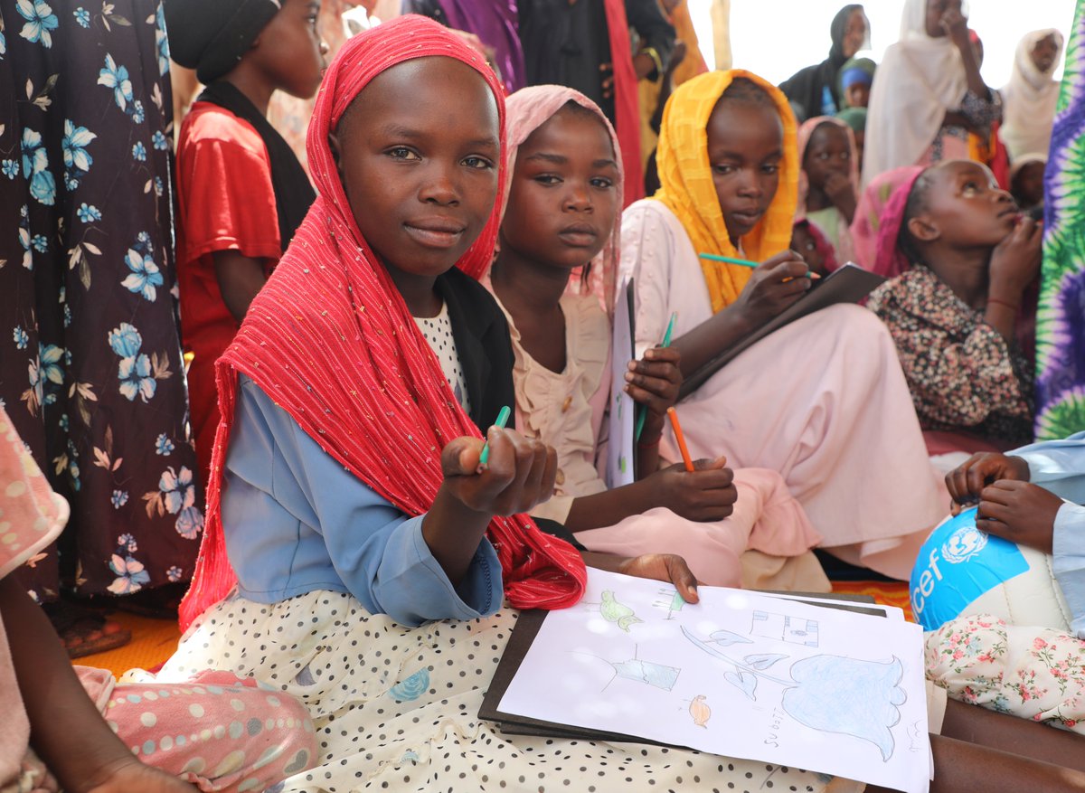 Nasrine, aged 12, has fled the war in #Sudan and found refuge in eastern #Chad. @UNICEF with the support of @UNCERF, @StatePrm 🇺🇸, is setting up child-friendly spaces 🧩🧸⚽ to provide psychosocial support and help children overcome their trauma. #ForEveryChild, protection 💙