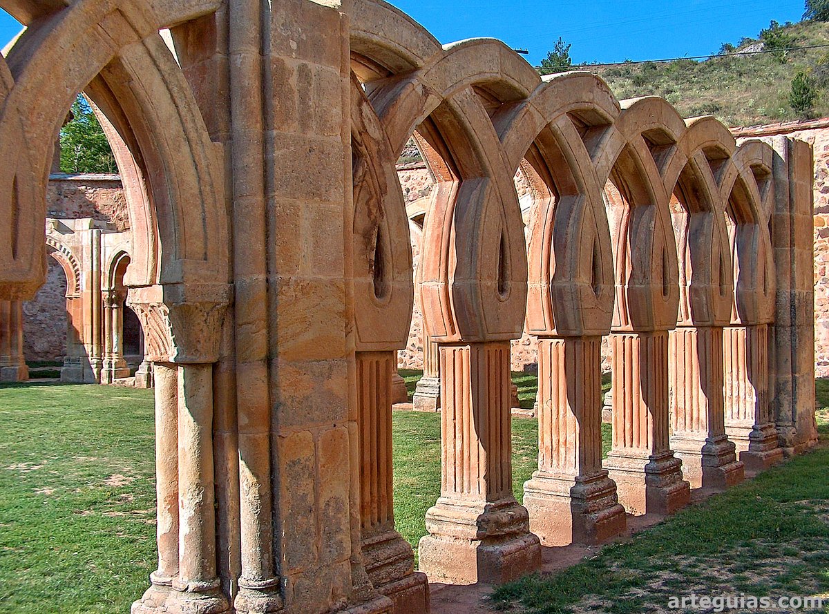 El claustro de San Juan de Duero, #Soria es famoso mundialmente. Las arquerías de su claustro son todo una fantasía. Las hay de medio punto, ojivales, túmidos, entrecruzados, etc. arteguias.com/monasterio/san… #romanico #claustro #arte #viajes #turismo #medieval #monasterio