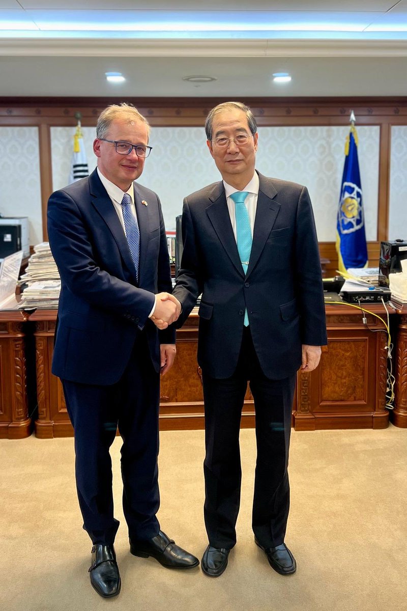 IvanJancarek's tweet photo. It was a great honour and pleasure to be received by H.E. Han Duck-soo, Prime minister of 🇰🇷. We exchanged views how to intensify the bilateral cooperation on #nuclearenergy #EVmobility #education #scienceandresearch #tourism @MOFAkr_eng @KoreanEmbPrague @KoreanAir https://t.co/JnYmFeVDcQ