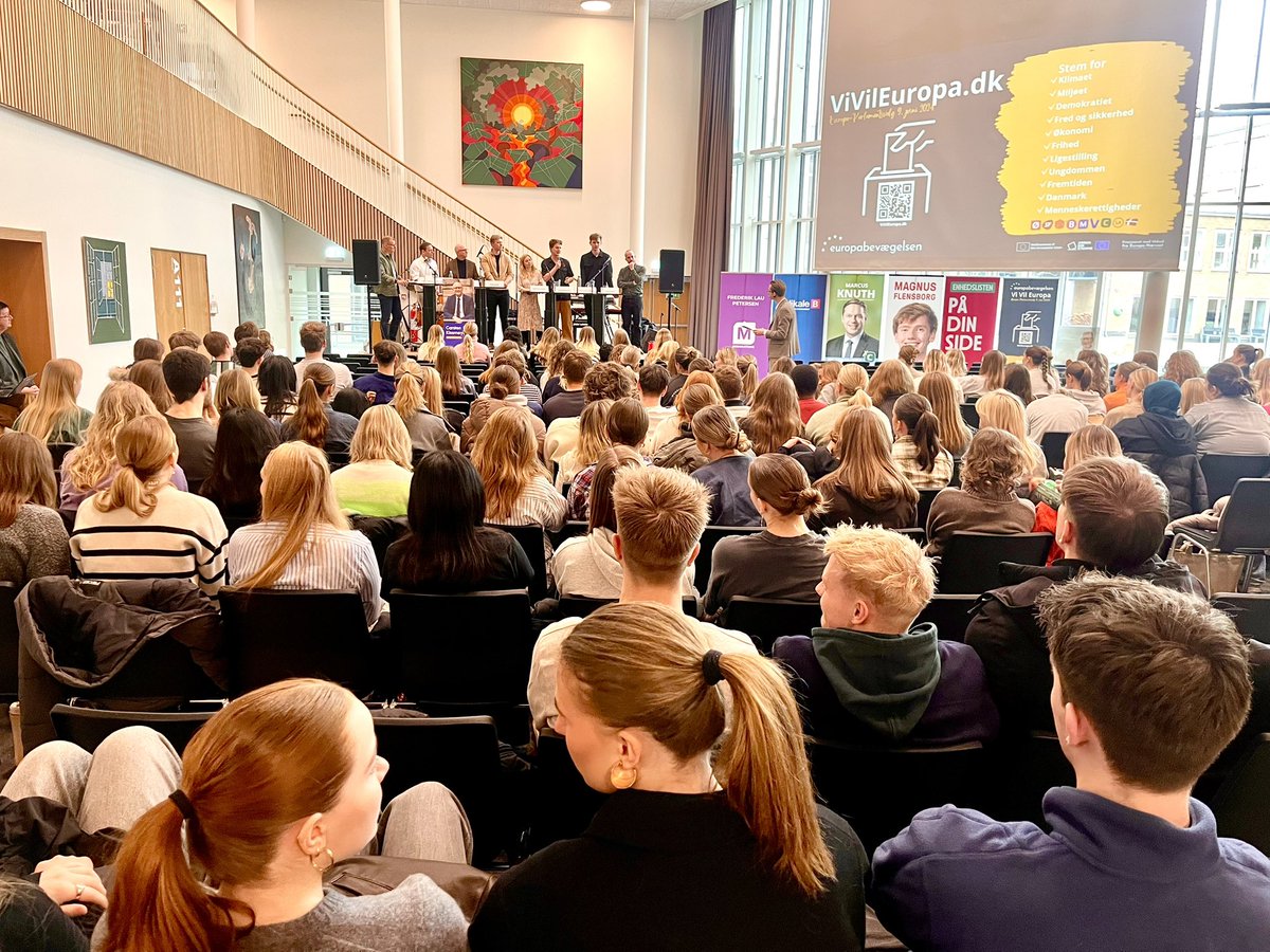 EuropaBev's tweet photo. Dagen i dag byder på hele 4 debatter. Vi starter på Horsens Gymnasium og HF, hvor eleverne har kritiske spørgsmål til kandidaterne🇪🇺 #vivileuropa #eudk #dkpol https://t.co/W5ZaQbbKev