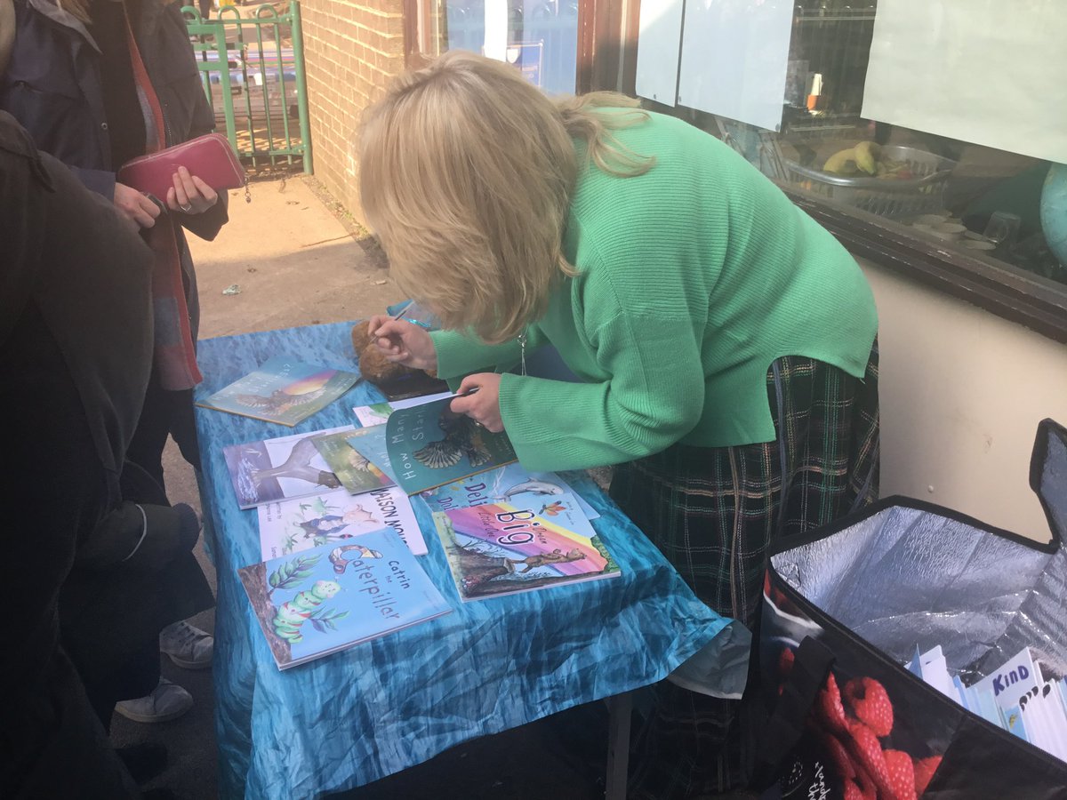 Dukes_Primary's tweet photo. Throwbacks to our incredible week at the start of the half term celebrating World Book Day! 

Thank you to Johanne Lee for coming in to read some of her recent poems and books! 📕 🌍 https://t.co/179oIcum38