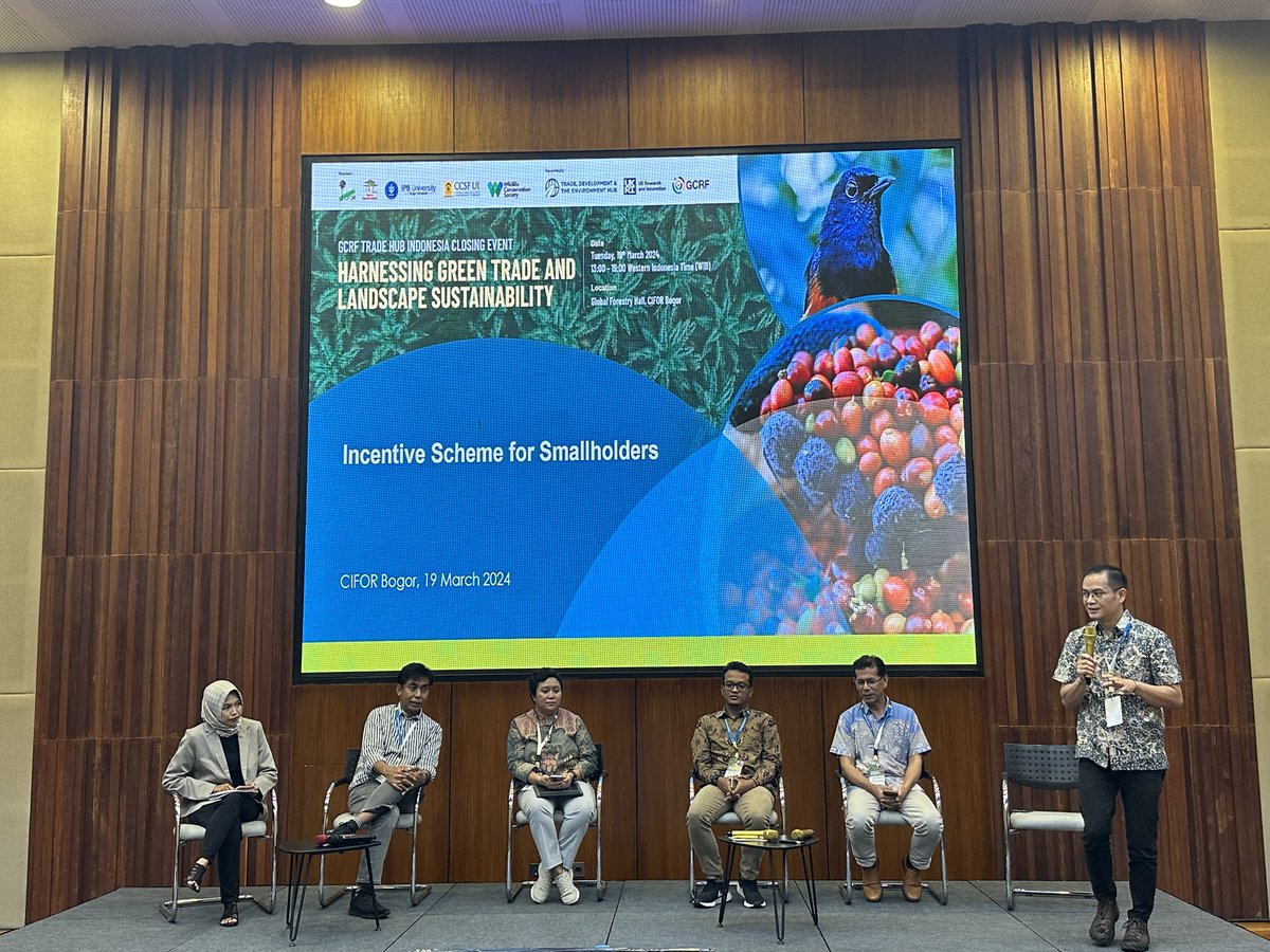 TheLandAlliance's tweet photo. @unepwcmc @PerekonomianRI @hpurnomo3 @WCS_ID @okarda ๐ฃ๏ธ @Sonnymumbunan, representing @ccsf_ui, explores incentive schemes tailored specifically for oil palm smallholders, aiming to encourage their participation in sustainable agricultural practices.
#TRADEHub #LandscapeGame2 https://t.co/7kjP5Z29kq