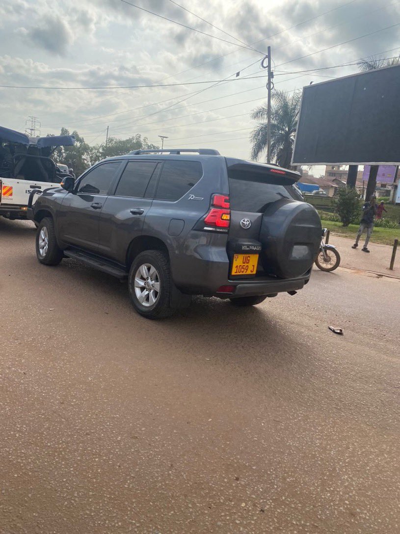 Police, you should arrest this driver who rammed into a boda-boda carrying a woman with her school going child near Kibuye roundabout. This is burning hands that feed you. What a shame!