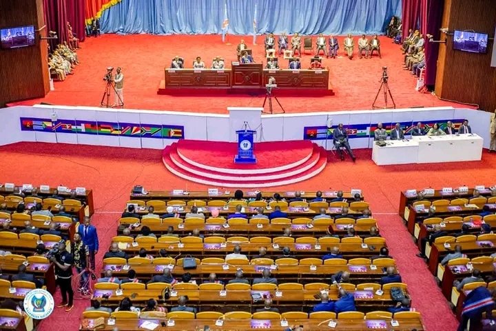 YvesBuya1's tweet photo. #RDC : 400 000 USD au titre de frais d'installation pour un député national. Ceci se passe dans un pays où la population fait face à une pauvreté aiguë.  Ces députés mesurent-ils l'écart de vie entre eux et leurs électeurs ? Sont-ils vraiment des élus du peuple ? Ont-ils vraiment la volonté de faire changer les choses ?  Une méchanceté accrue de la part de nos députés nationaux.

@simeonisako13