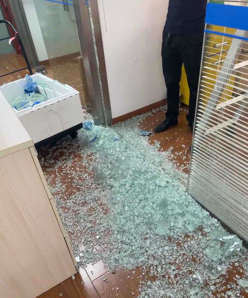 dclarkfleck's tweet photo. 公��的玻璃自爆了吓死我了😩😩😩 https://t.co/knSnerXSTx