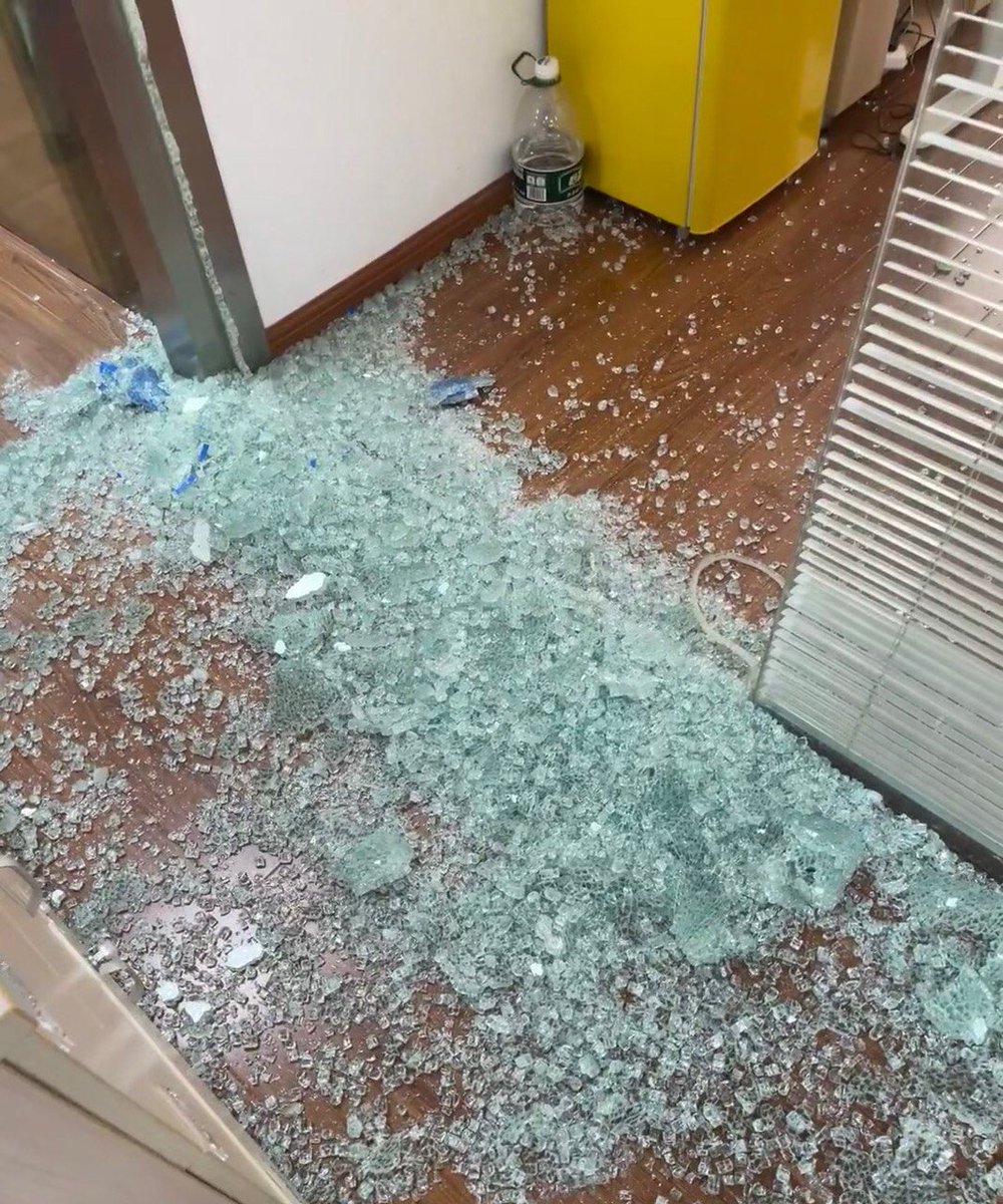 dclarkfleck's tweet photo. 公��的玻璃自爆了吓死我了😩😩😩 https://t.co/knSnerXSTx