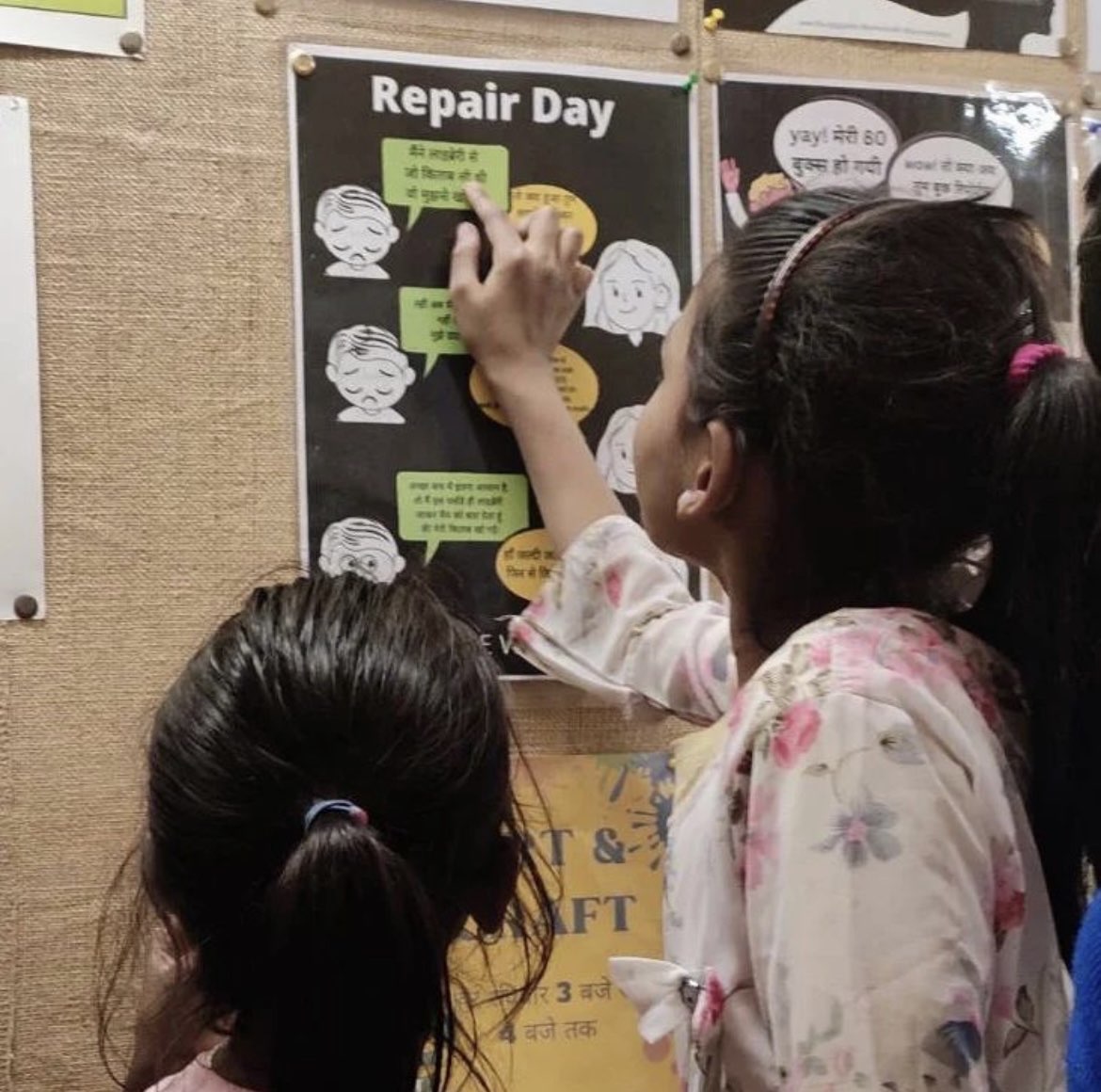 CommunityLibPro's tweet image. इस तस्वीर में एक मेंबर अपने से छोटे उम्र के मेंबर को रिपेयर-डे की लाइब्रेरी-प्रथा समझा रहे हैं I
अगर मेंबर्स से किताब खो जाए या फट जाए या खराब हो जाए, तो हम उनसे कुछ घंटों की मदद मांगते और एक साथ किताबों पर काम करते हैं
 #TCLP #BestPractices #LibraryAsLab