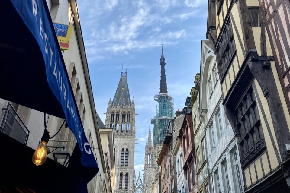 Et si #Rouen devenait la capitale des enterrements de vie de jeune fille ? @RouenTourisme propose désormais différentes expériences d'EVJF allant du parcours Jeanne-d'Arc jusqu'au festif finissant au SO.