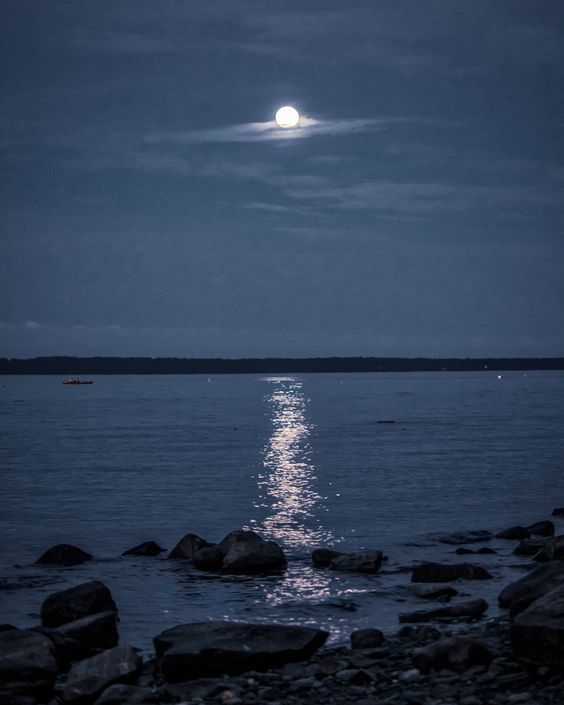 MoonChild080808's tweet photo. moon river and me https://t.co/htXN1tIvnN