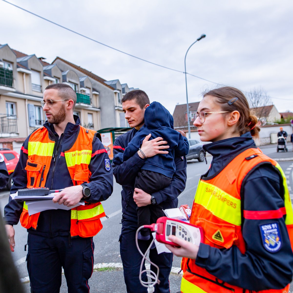 #jeudiphoto | Courage et dévouement
Les sapeurs-pompiers de l’Essonne se mobilisent 7j/7, 24h/24 pour vous protéger. 🧑‍🚒
📸 <a href="/AdrienQuentric/">AQ_Photographie / Photographe opérationnel SDIS 91</a> © Sdis 91