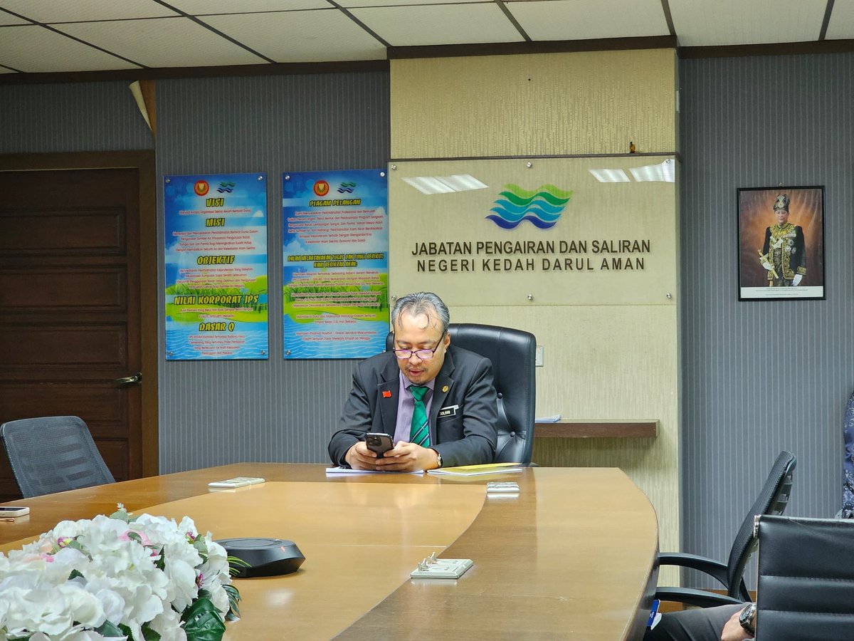 KedahJps's tweet photo. BACAAN YASIN MINGGUAN JPS NEGERI KEDAH
Ibu Pejabat Jabatan Pengairan dan Saliran Negeri Kedah telah mengadakan bacaan Surah Yasin mingguan di Bilik Mesyuarat Utama JPS Kedah pada 07 Mac 2024.
#JPSKedah
#JPSMalaysia
#jayakanperkhidmatansempurn https://t.co/OogFY4KAne