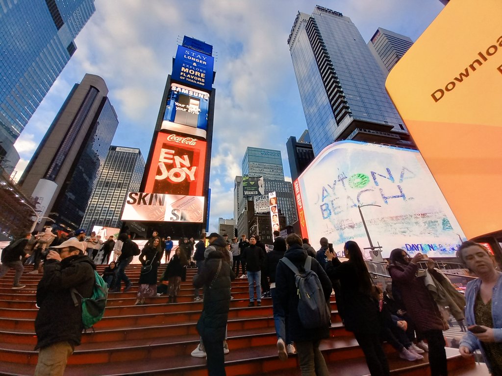 HistoryDGSB's tweet photo. DGSB n New York. Day One. A long day! Times Square and Empire State Buidling. https://t.co/8hC5Z3fyp1