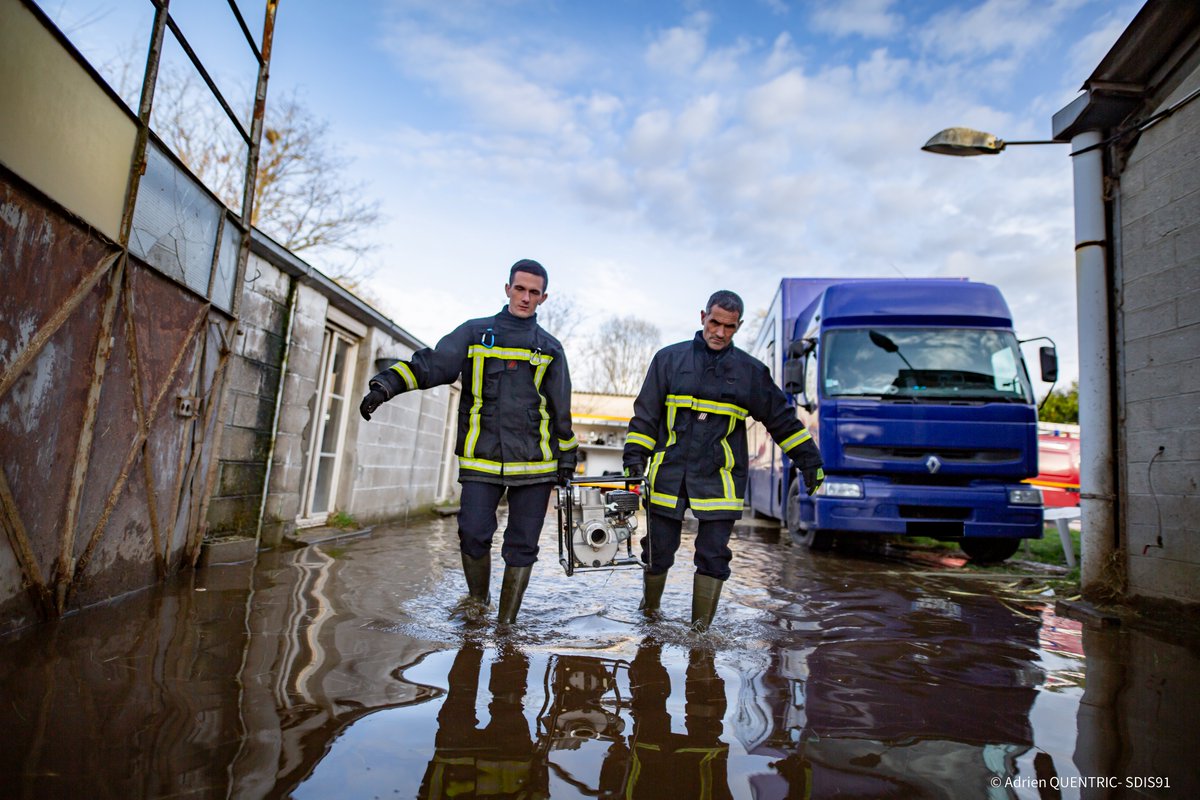 #MondayMotivation | C’est  lundi et c'est aussi la journée mondiale de la #procrastination... Alors pour  éviter de tomber dedans, on se retrousse les manches et on met les pieds  dans le plat ! 💪
📸 <a href="/AdrienQuentric/">AQ_Photographie / Photographe opérationnel SDIS 91</a> © Sdis 91