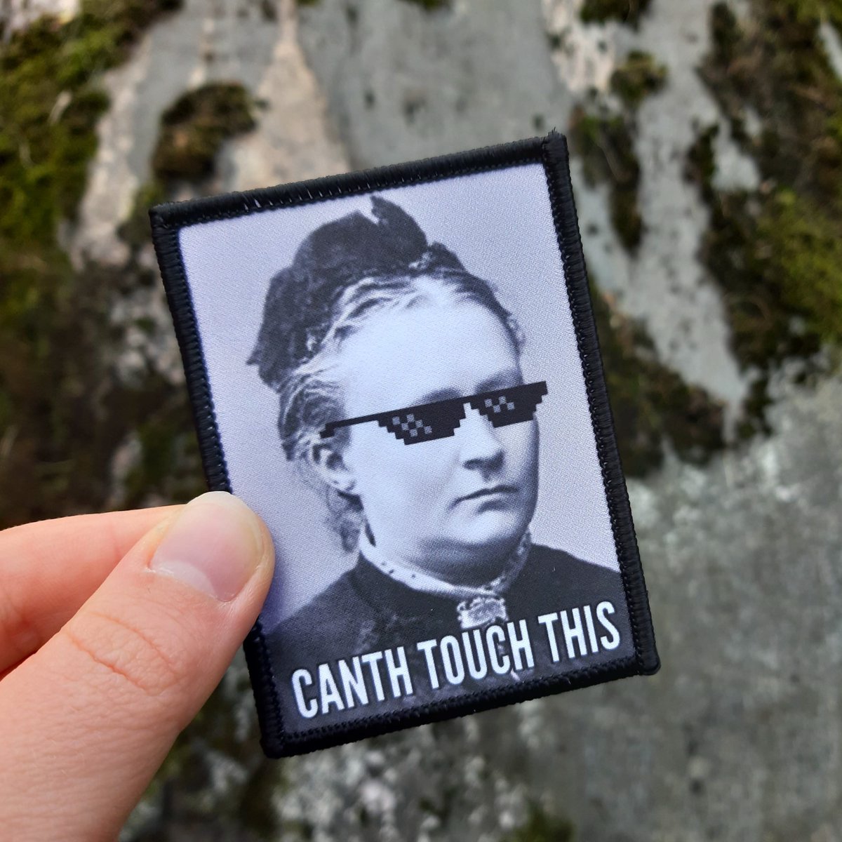 Ihanaa Minna Canthin ja tasa-arvon päivää!

Canthin perintö inspiroi edelleen. Taiteen avulla voidaan käydä yhteiskunnallista keskustelua, täyttää sen aukkoja ja tuoda sen äärelle uusia ääniä.

Kuvan haalarimerkin taiteili teatteritieteen ainejärjestö <a href="/RepliikkiRy/">Repliikki ry</a>