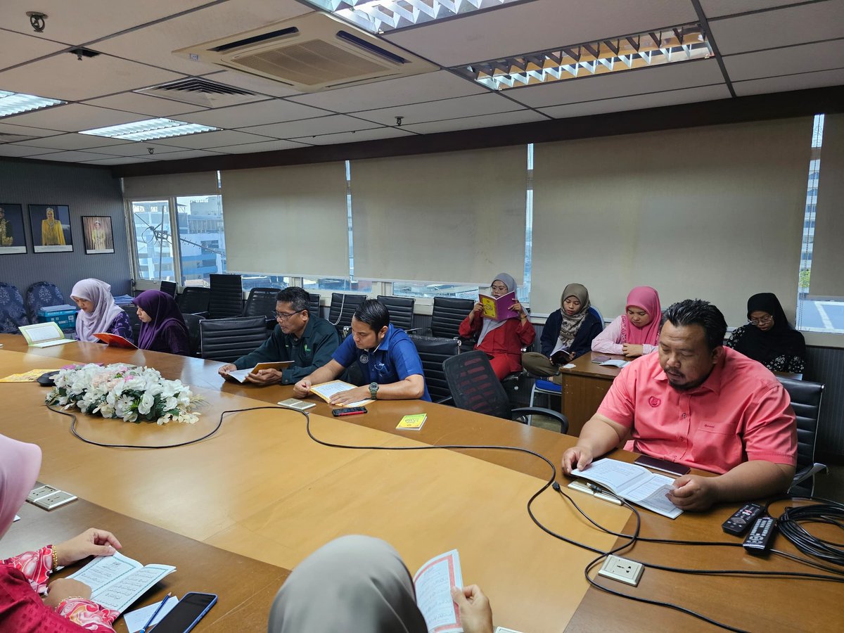 KedahJps's tweet photo. BACAAN YASIN MINGGUAN JPS NEGERI KEDAH
Ibu Pejabat Jabatan Pengairan dan Saliran Negeri Kedah telah mengadakan bacaan Surah Yasin mingguan di Bilik Mesyuarat Utama JPS Kedah pada 14 Mac 2024.

#JPSKedah
#JPSMalaysia
#jayakanperkhidmatansempurna https://t.co/rIWtct4bZ7