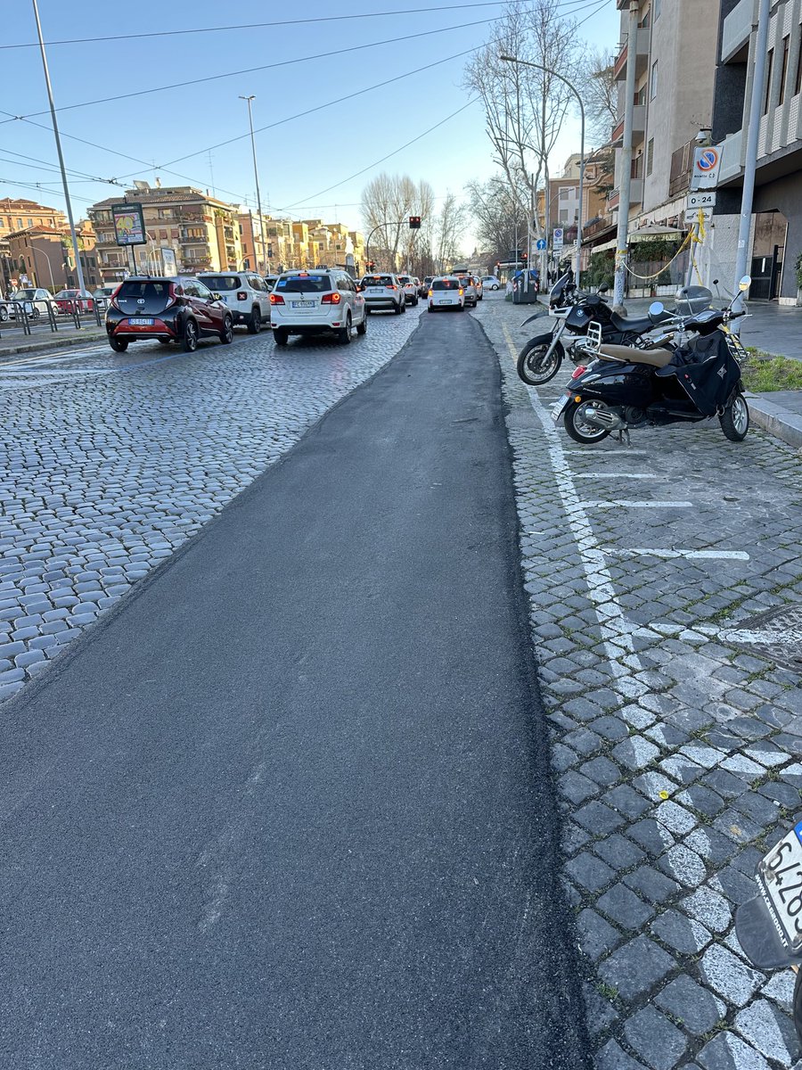 Questo è Viale della Piramide Cestia: invece di ripristinare la pavimentazione con i sampietrini sì è preferito fare una “bella” colata di asfalto. 😡 @gualtierieurope @Antincivili @romafaschifo @diarioromano ⁦@rep_roma⁩ @RiprendRoma ⁦@ilmessaggeroit⁩