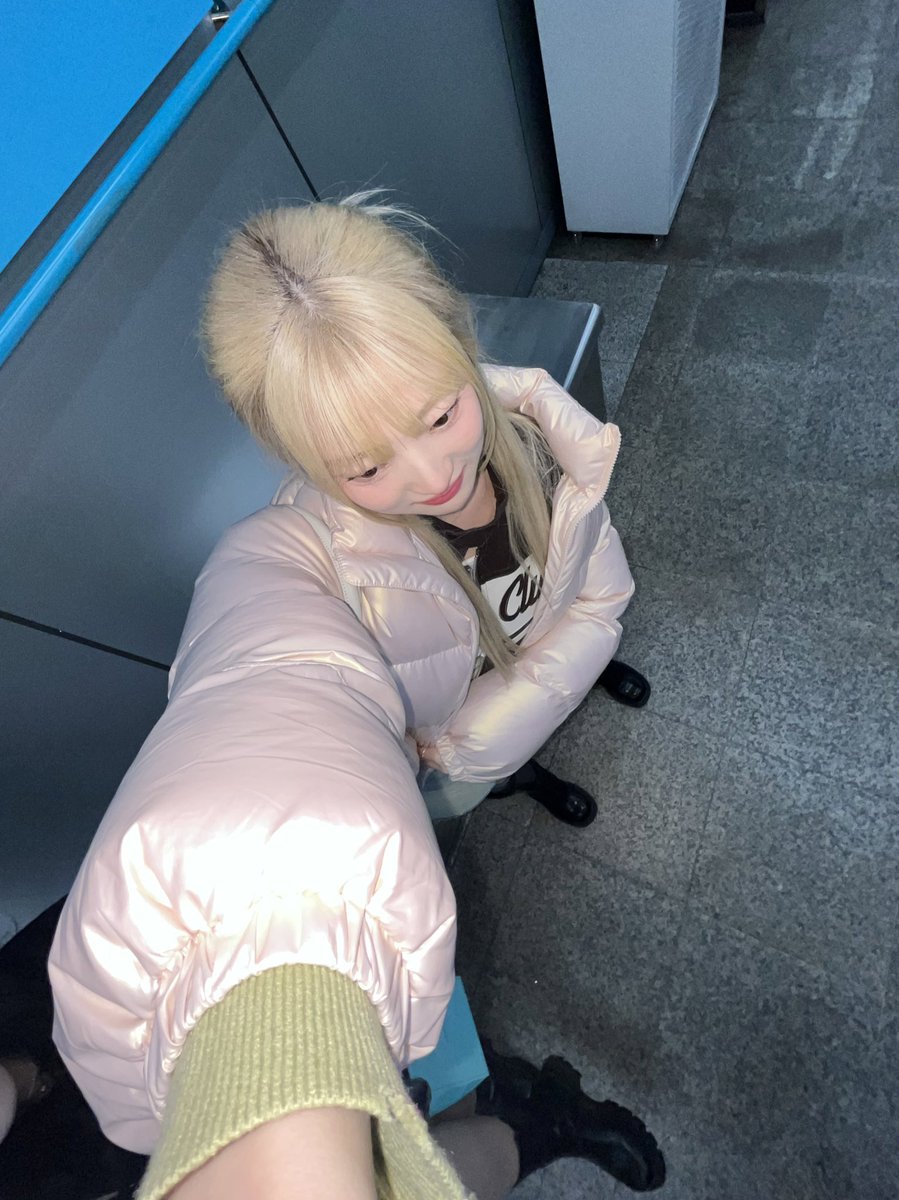 탈색 두번이나 했는데 다시 어둡게 덮고 싶은 나란 인간을 어찌하면 좋을까