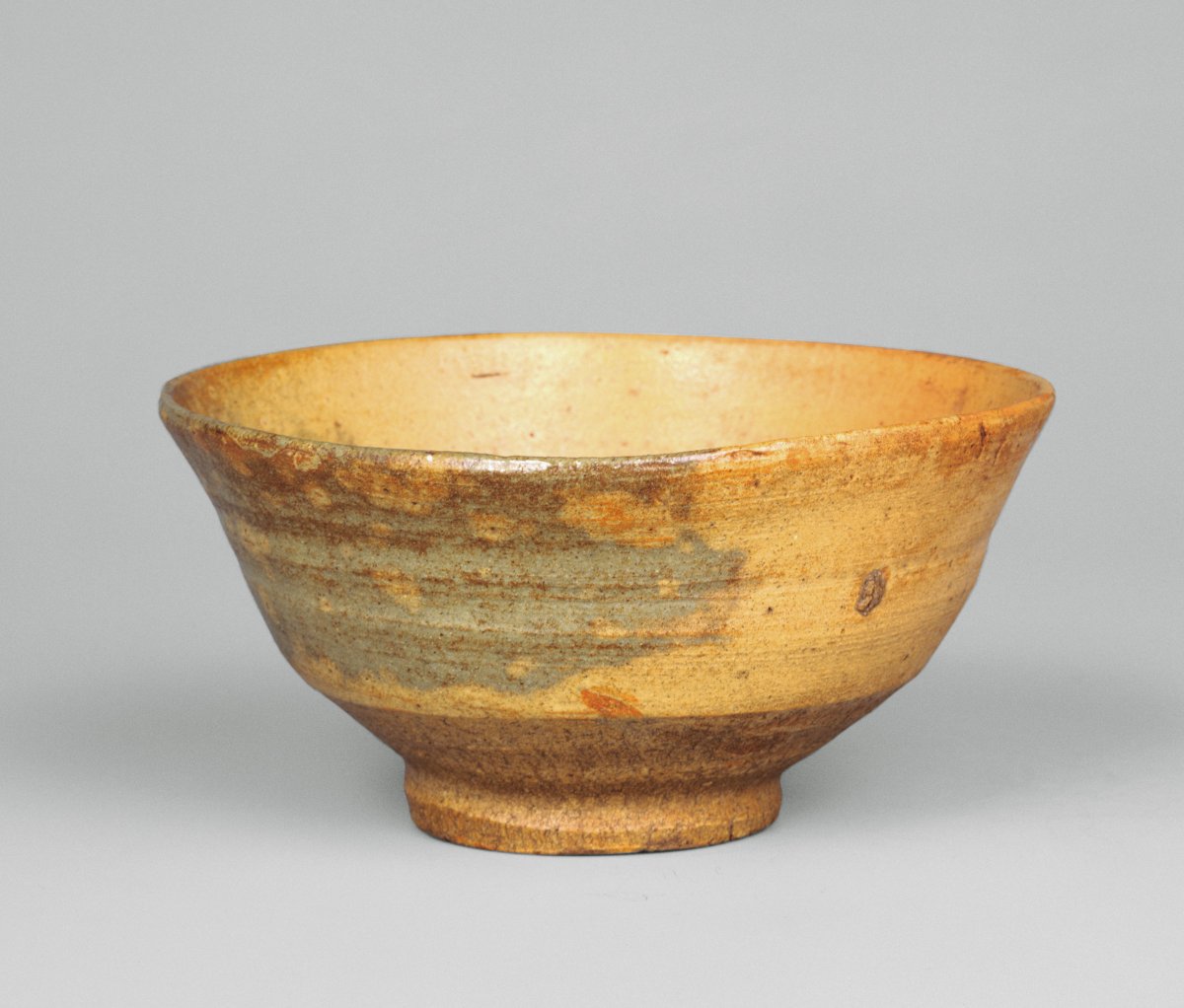 展示室6にも】 この「斗々屋茶碗 銘 春日山」（朝鮮・朝鮮時代 16世紀