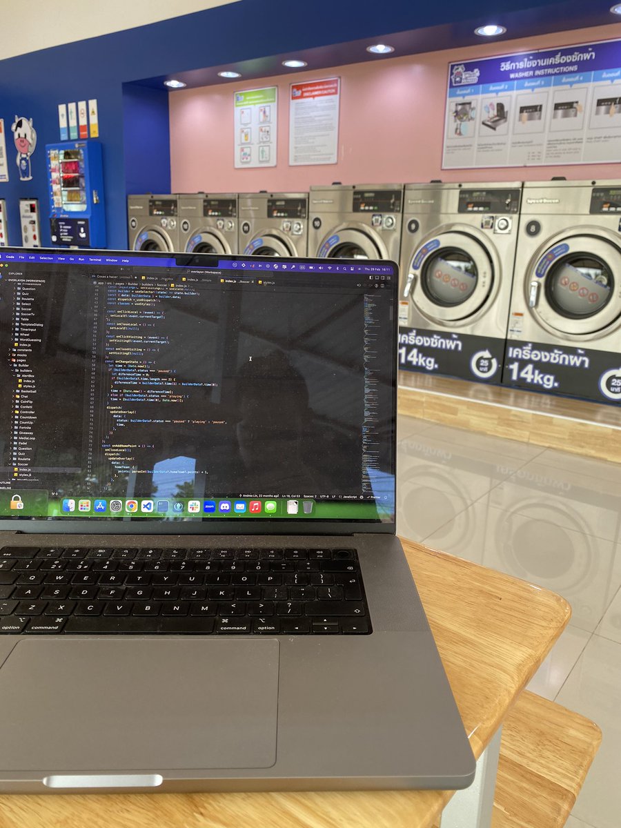 Trabajando desde una lavandería en Tailandia hoy y el Wi-Fi era 🔥. 
¿Quién iba a decir que las lavanderías tendrían mejor conexión que los hoteles? ¿Puedo considerarme ya un #NómadaDigital? ¿Cuál es el lugar más inesperado desde donde has trabajado? #TrabajoRemoto