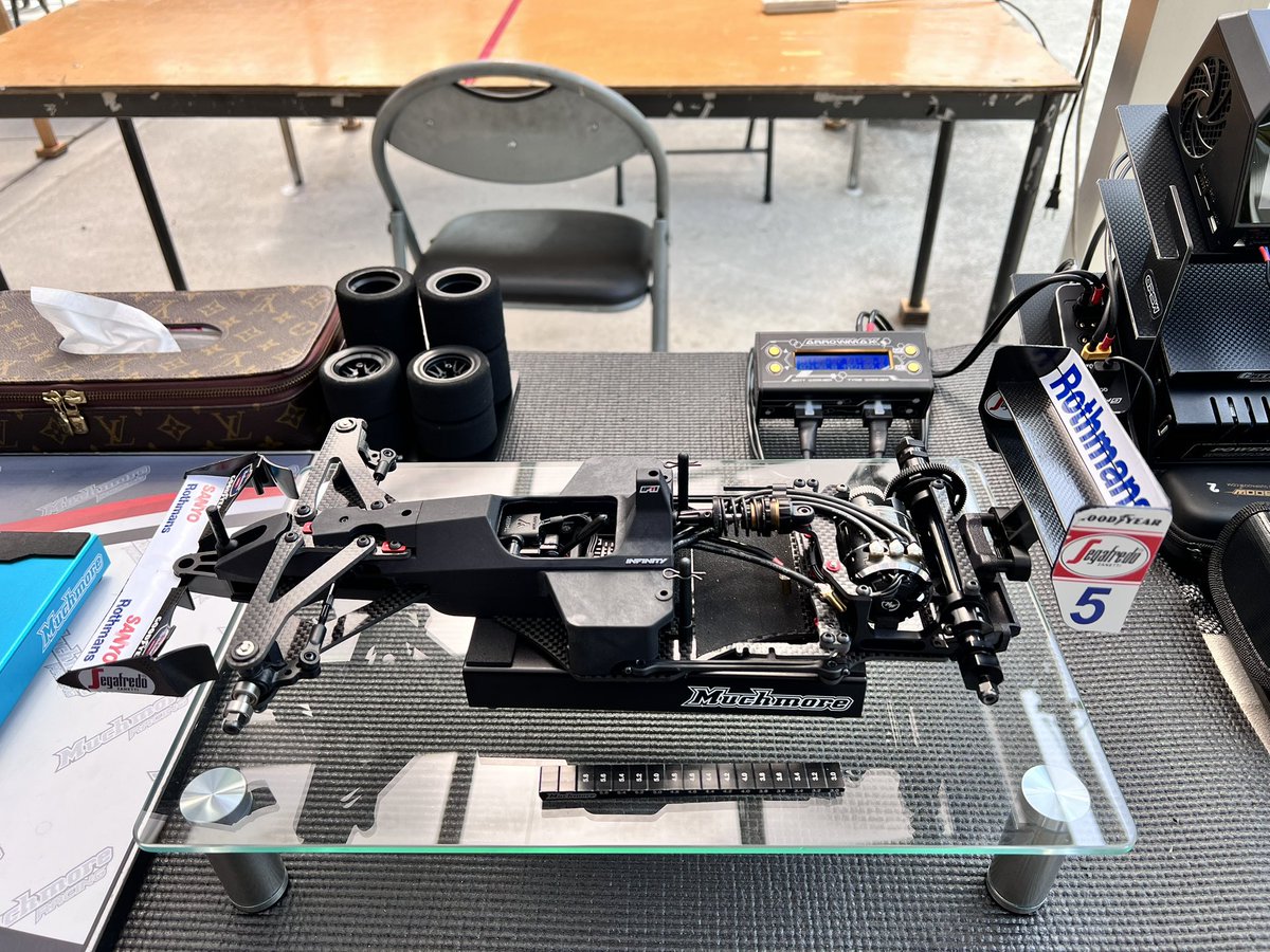 melo15_ou's tweet photo. 久しぶりの晴天に恵まれ楽しめた。
ツーリング（BD12）はやはり難しく、リヤが流れてしまう。ご一緒してくれた大先輩E氏が少し見てくれて、お借りしたタイヤで走ったらこれがなんとよく走る🤔
やはりタイヤ選択は肝になるし、育て方等奥が深いな。
#yokomo #BD12 #サル二郎商店 https://t.co/FWav6TSkWq