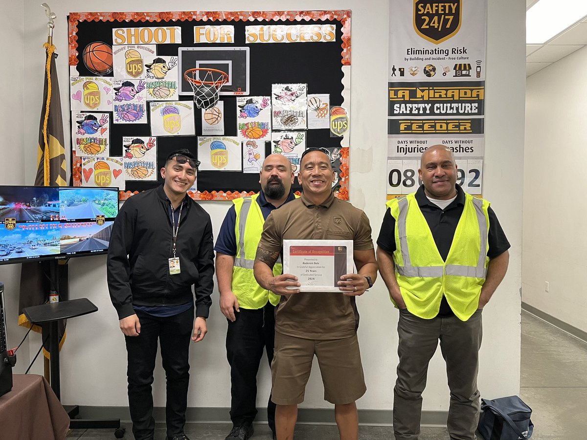 La Mirada Feeder would like to thank driver Dula Roderick for 25 years of service! @Buckeyelouie @GregPietrek @UPSJPipkin @1JamesODonnell @melirere @superclaudiav @LaMiradafeeder @ComptonFeeder @UPSCerritosFdr @OCFeederUPS @CdlC_UPS