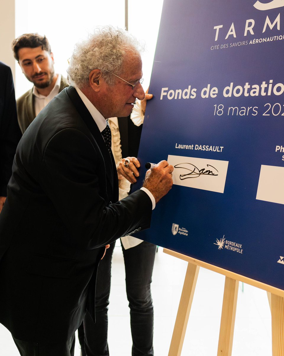 Tarmaq_Merignac's tweet photo. Mécènes on board. Hier, ont confirmé leur engagement  :
Laurent DASSAULT, à titre privé, pour perpétuer le lien de sa famille avec notre territoire
#SabenaTechnics pour affirmer le soutien des industriels

TARMAQ faire naître les vocations des futurs pionniers de l’aérospatial https://t.co/z6Ao6aMo60
