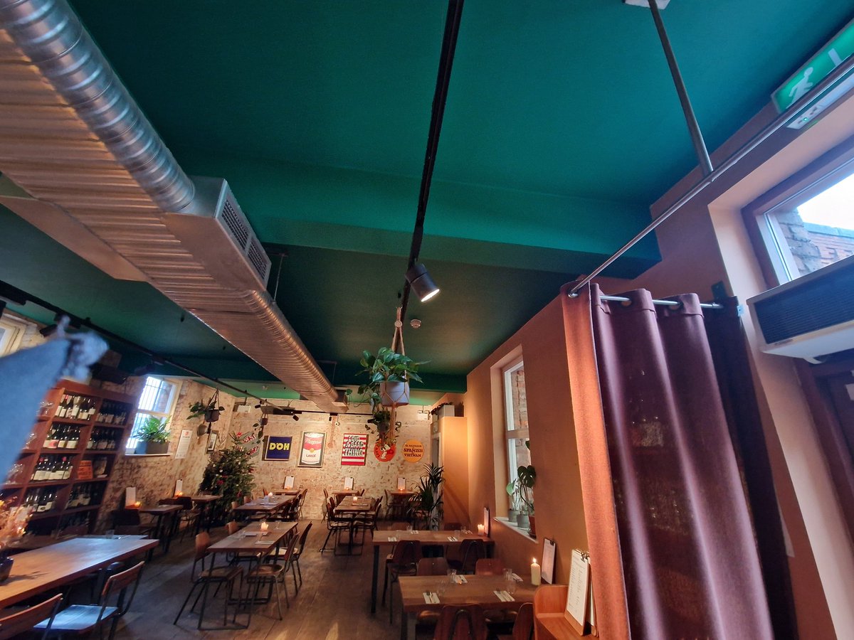 The Buyers Club on Hardman St has just been upgraded to 500mbs broadband which replaced their 10mbs ADSL. QVO Hospitality needed improved wifi which was achieved using an Omada system, with a Wireless Social guest portal.
#fasterbritain #fibrebroadband