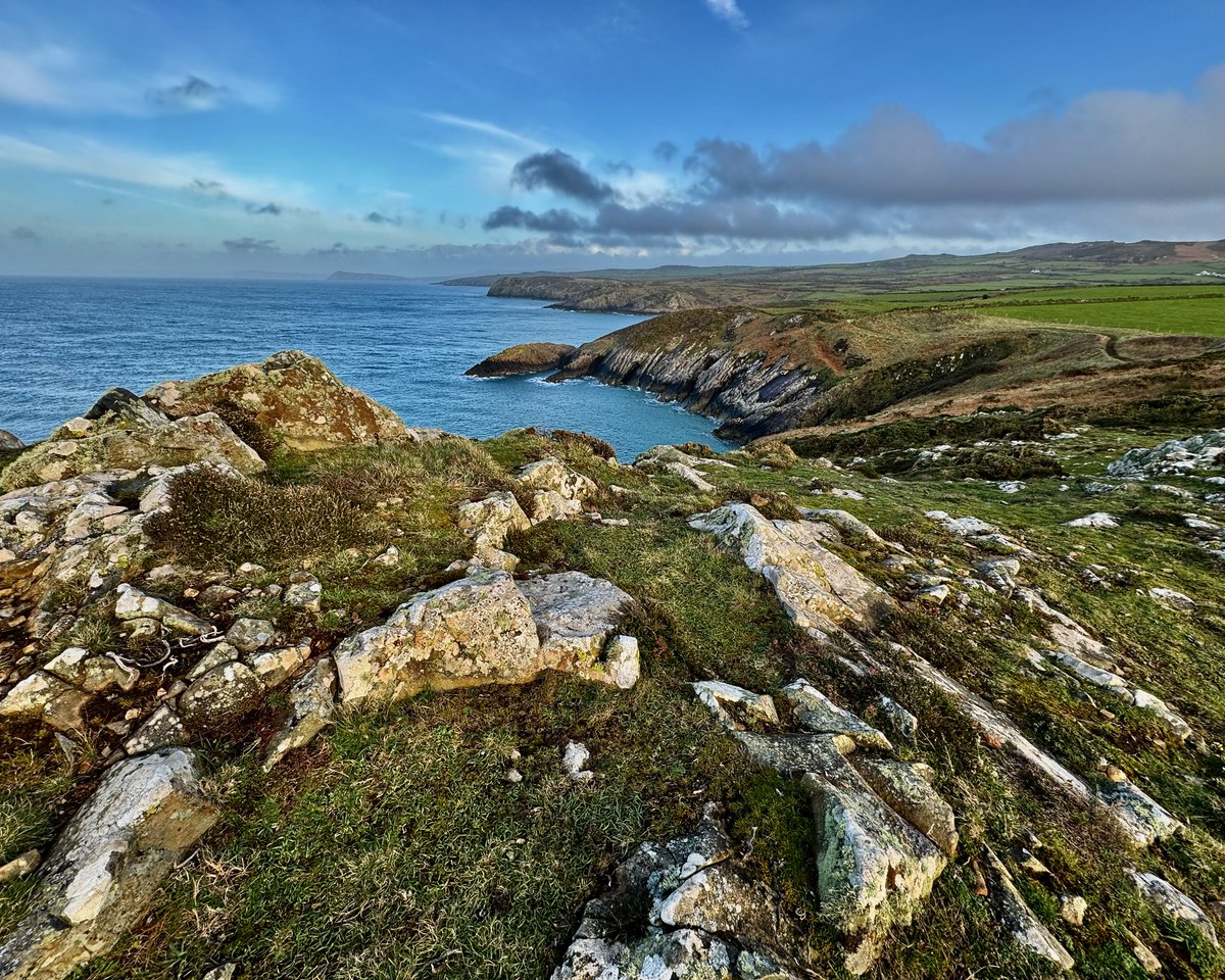 What a wonderful view of the magnificent #PembrokeshireCoast towards #DinasHead we had from #StrumbleHead on Sunday ❤️

@ItsYourWales @StormHour @thephotohour @visitpembs @W4LES @WalesCoastPath 

#pembrokeshirecoastpath #pembrokeshirecoastalpath