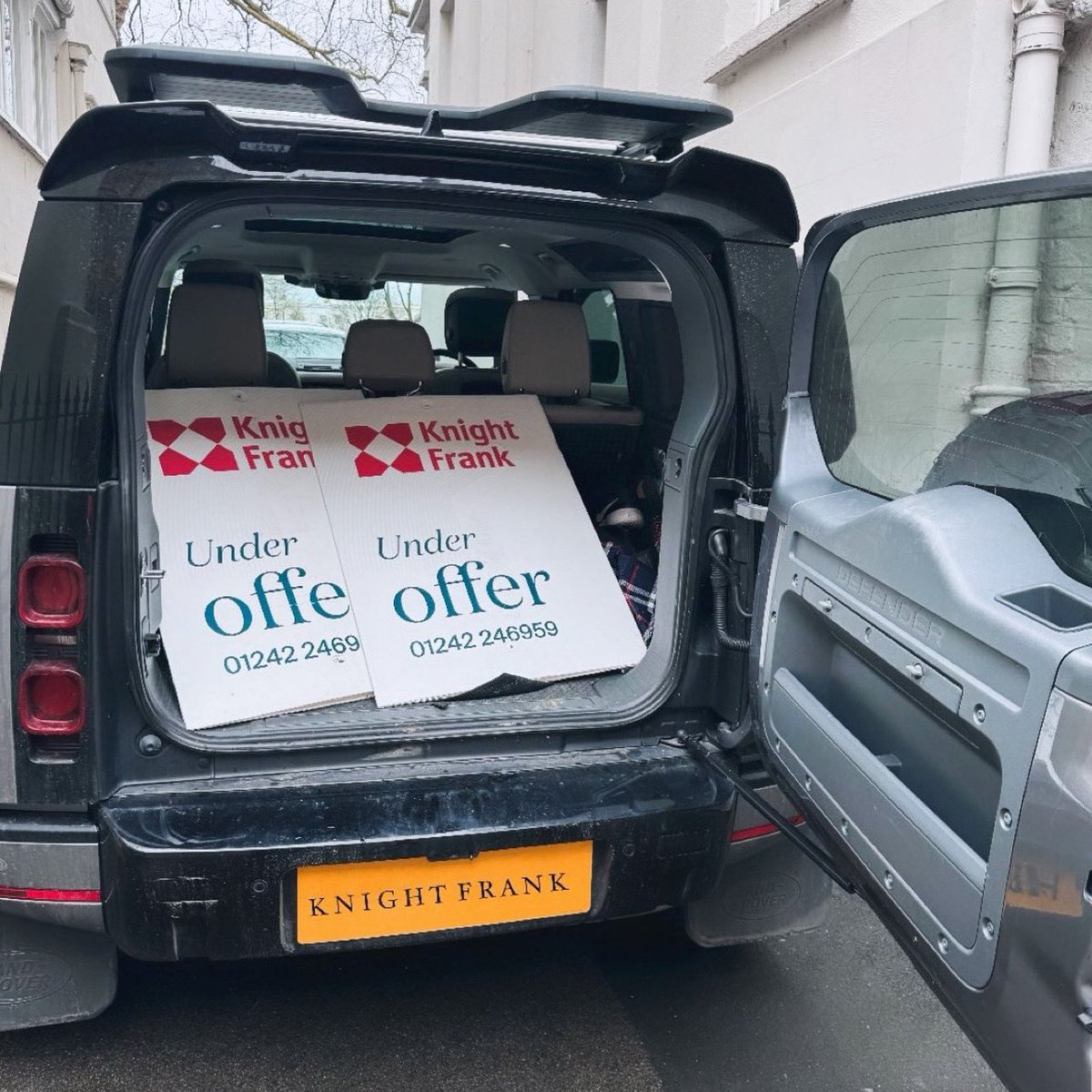 SignboardCo's tweet image. With the market picking up nicely, our customer Harry Bethell of Knight Frank in Cheltenham has got involved erecting some boards himself to help keep up with the demand! 😍🪧