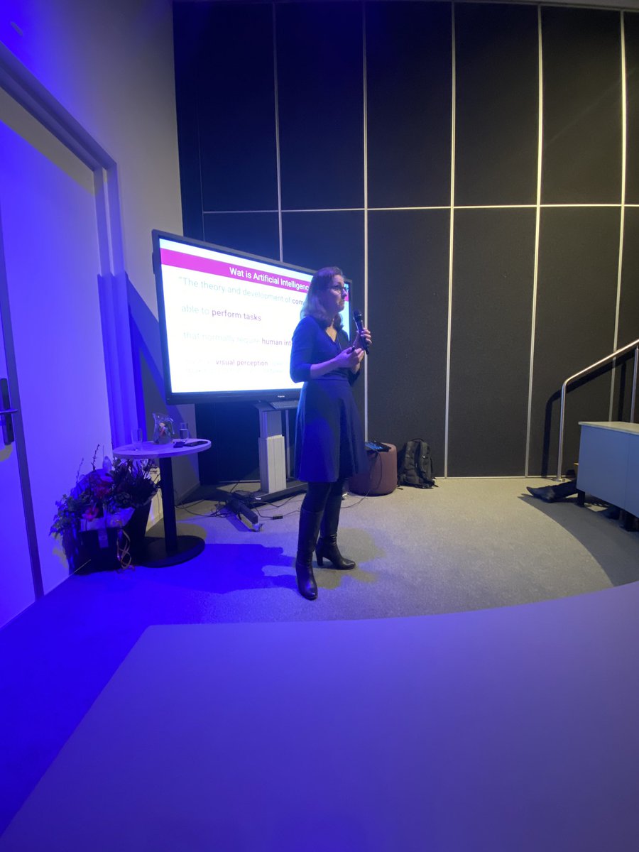 Volle zaal bij de eerste sessie van de Masterclass AI. Linda Terlouw trapt de bijeenkomst af met een stukje achtergrond over AI en hoe AI ‘denkt’.