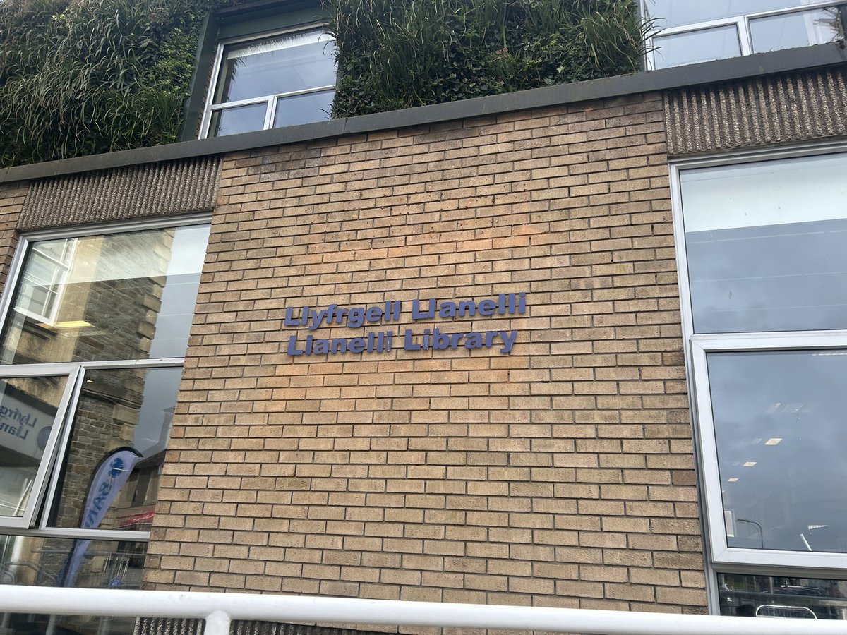 Dosbarth Seren made the trip to Llanelli Library yesterday to visit author Huw Davies. We heard the process he uses to write stories and listened to an extract from his book Scrambled. Diolch <a href="/huw7777/">Huw Davies</a>