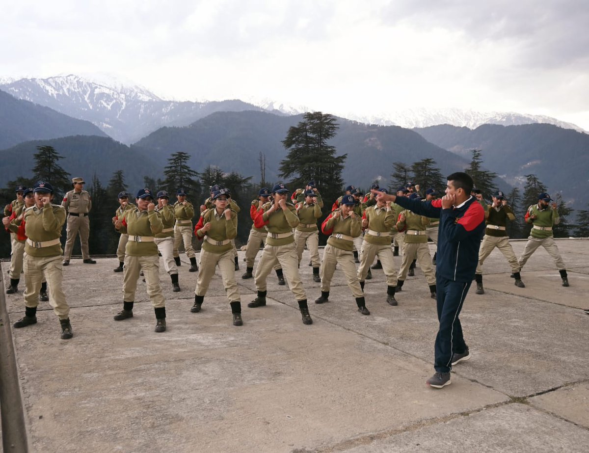 Towards bolstering synergy & interoperability with @JmuKmrPolice, #IndianArmy commenced training of freshly inducted 1042 Police Sub Inspectors and 62 Deputy Superintendents of Police (Probationers) at #WhiteKnightCorps Battle School in #Bhalra under the aegis of #DhruvaCommand.