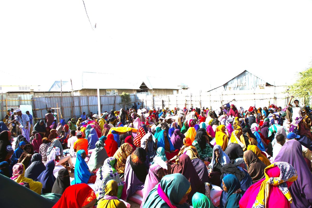 SoDMA_Somalia's tweet photo. 1/3. The Somali Disaster Management agency recently provided aid to 13,900 of IDPs and disabled families in the #Garasbaley area, particularly in the fourth sector, #Weydow neighborhood of #Hamar-jajab, and #howlwadag districts.
#SoDMA https://t.co/RSOAAyFM5n