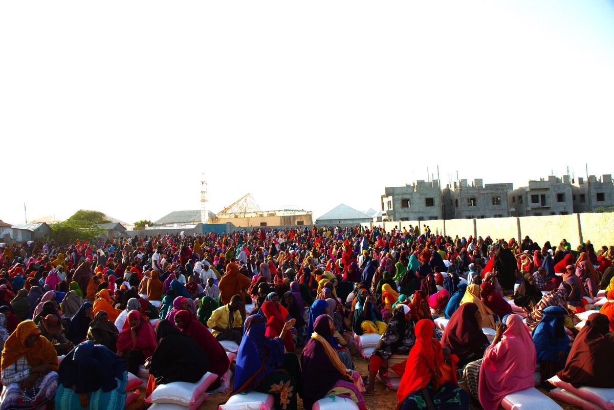SoDMA_Somalia's tweet photo. 1/3. The Somali Disaster Management agency recently provided aid to 13,900 of IDPs and disabled families in the #Garasbaley area, particularly in the fourth sector, #Weydow neighborhood of #Hamar-jajab, and #howlwadag districts.
#SoDMA https://t.co/RSOAAyFM5n