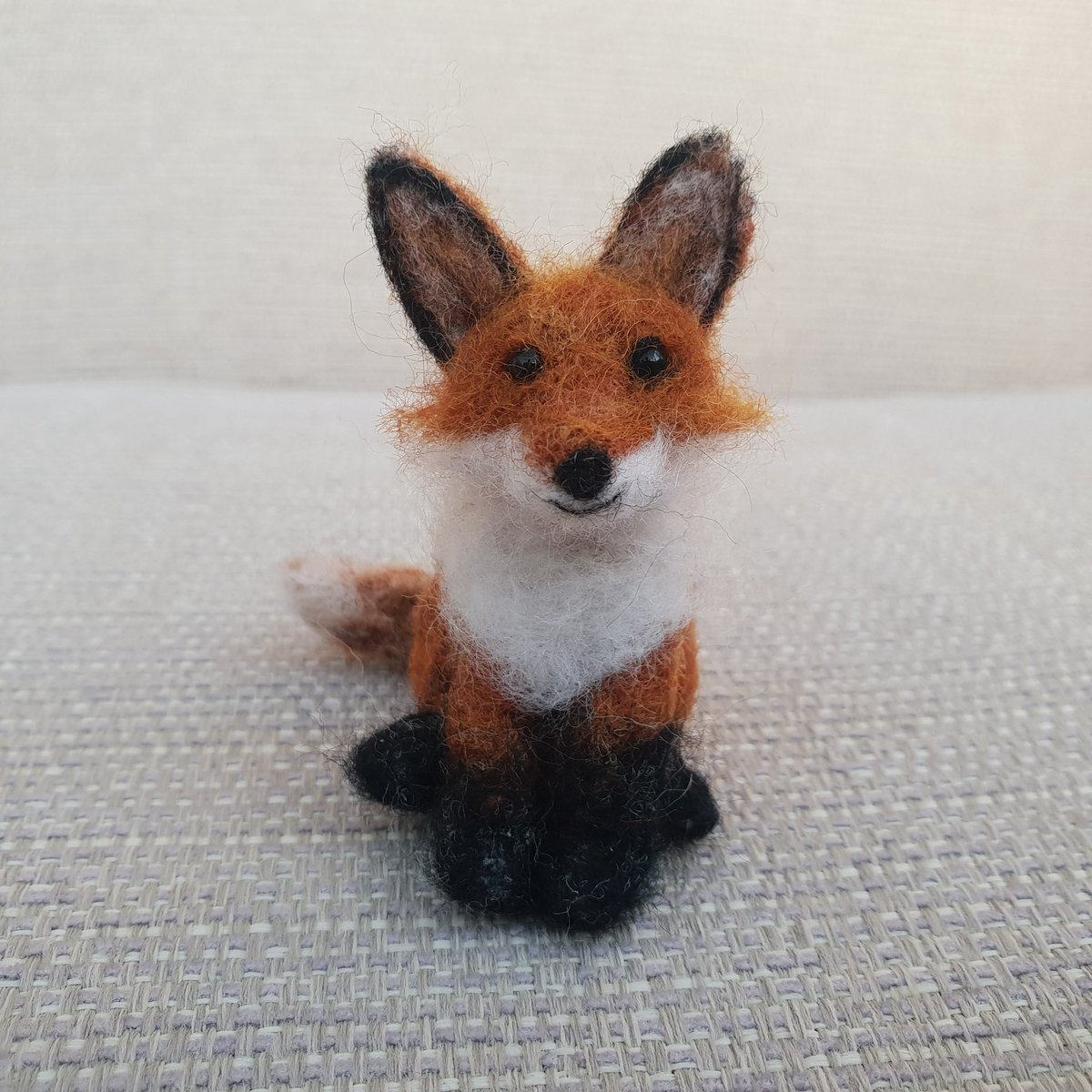 Good morning! Look who is up early and all bright eyed and bushy tailed! This gorgeous Foxy would be delighted to find a lovely new home. Handmade with lot of love. Thank you 🦊❤️ therockingfelter.etsy.com/uk/listing/169… #etsy #foxoftheday #fox #earlybiz #handmade #firsttmaster