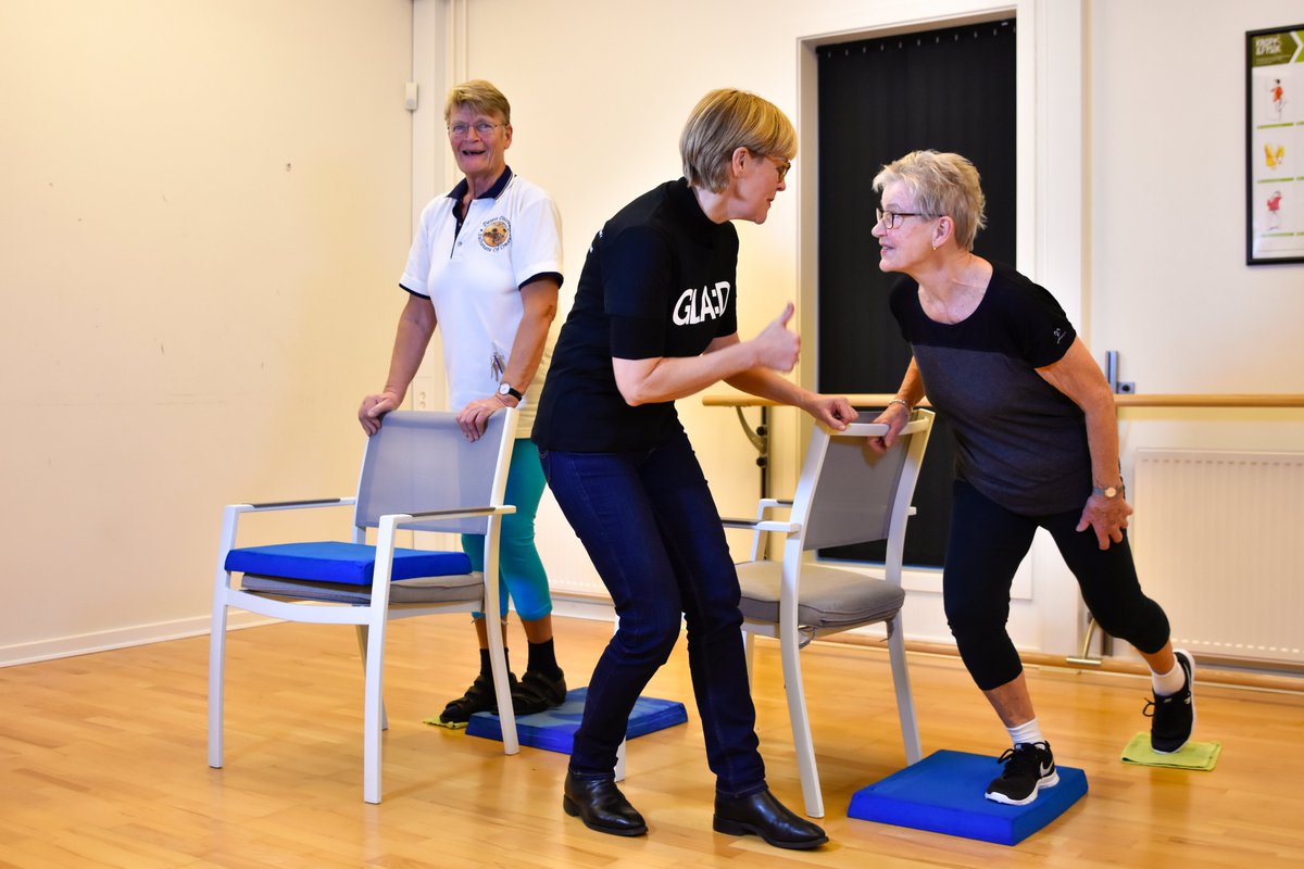 It is worth trying patient education and exercise therapy to delay joint replacement surgery. Those with greater improvement immediately after GLA:D had a lower likelihood of hip and knee replacement at 2 years. Just published:  acrjournals.onlinelibrary.wiley.com/doi/10.1002/ac…