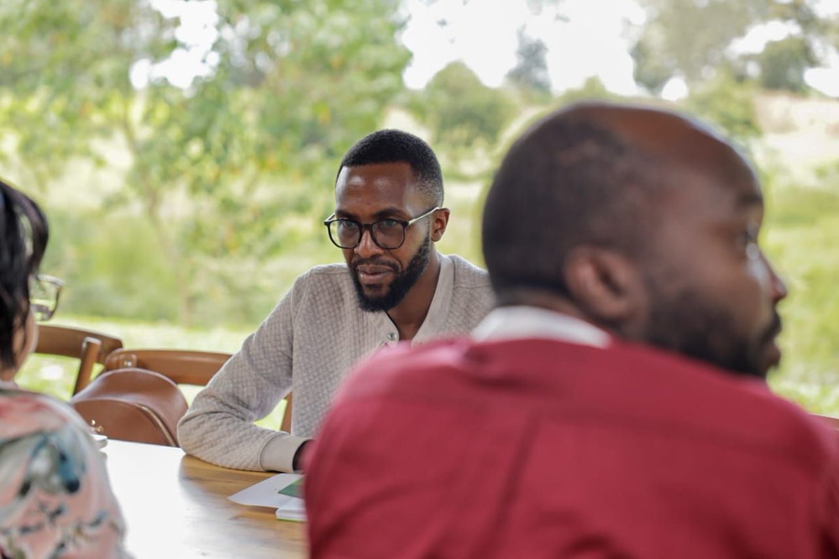 niwaroll's tweet image. My kaweke appears in this photo. I vibed hard, as expected, so let&apos;s wait for the chequebooks to open. The guy with the intense look is Benson. He knows things. 

#jobtechsummit